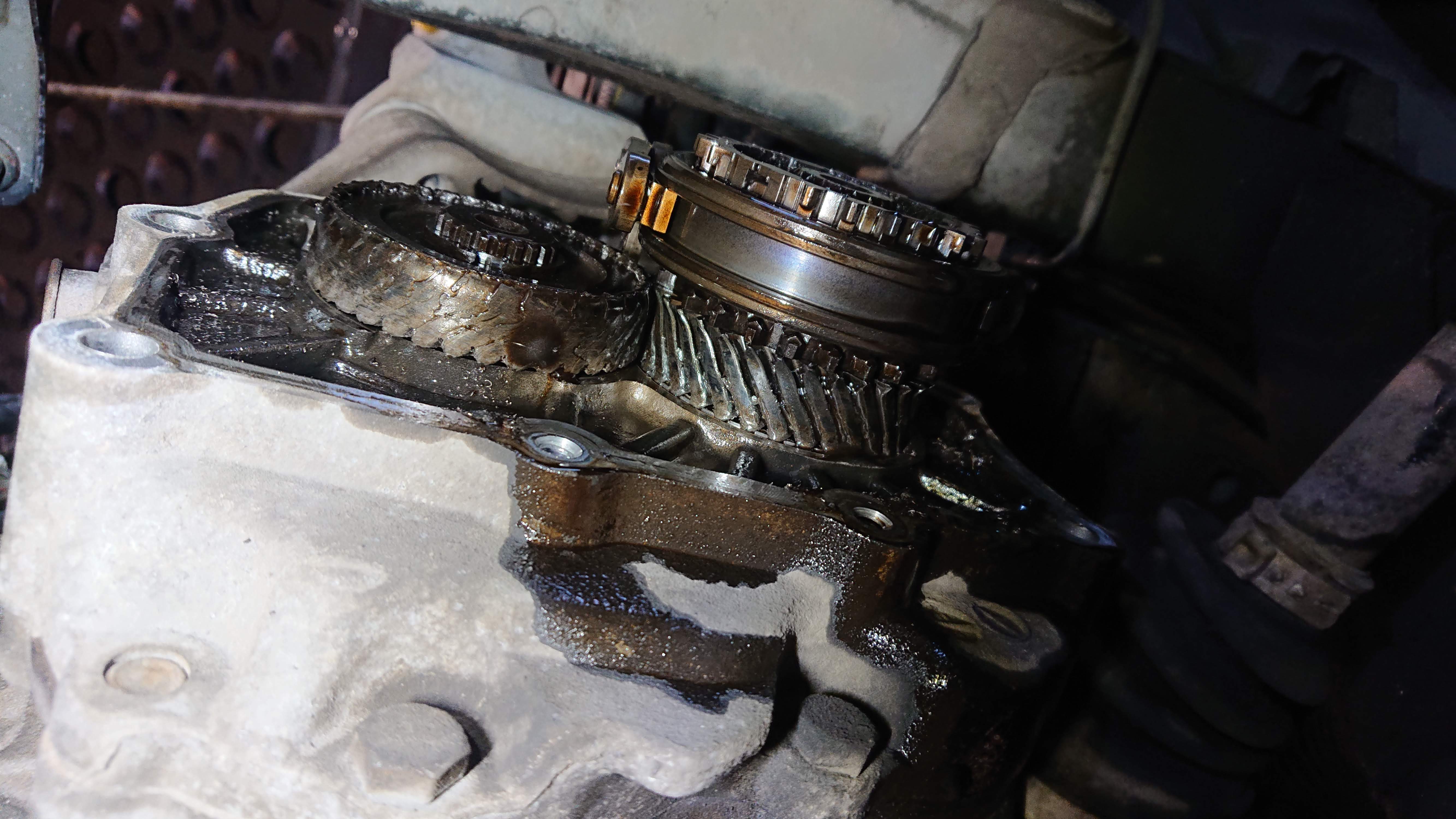 Dat ziet er niet best uit, de tandwielen van de vijfde versnelling zijn compleet afgerond. Wat is de oorzaak?