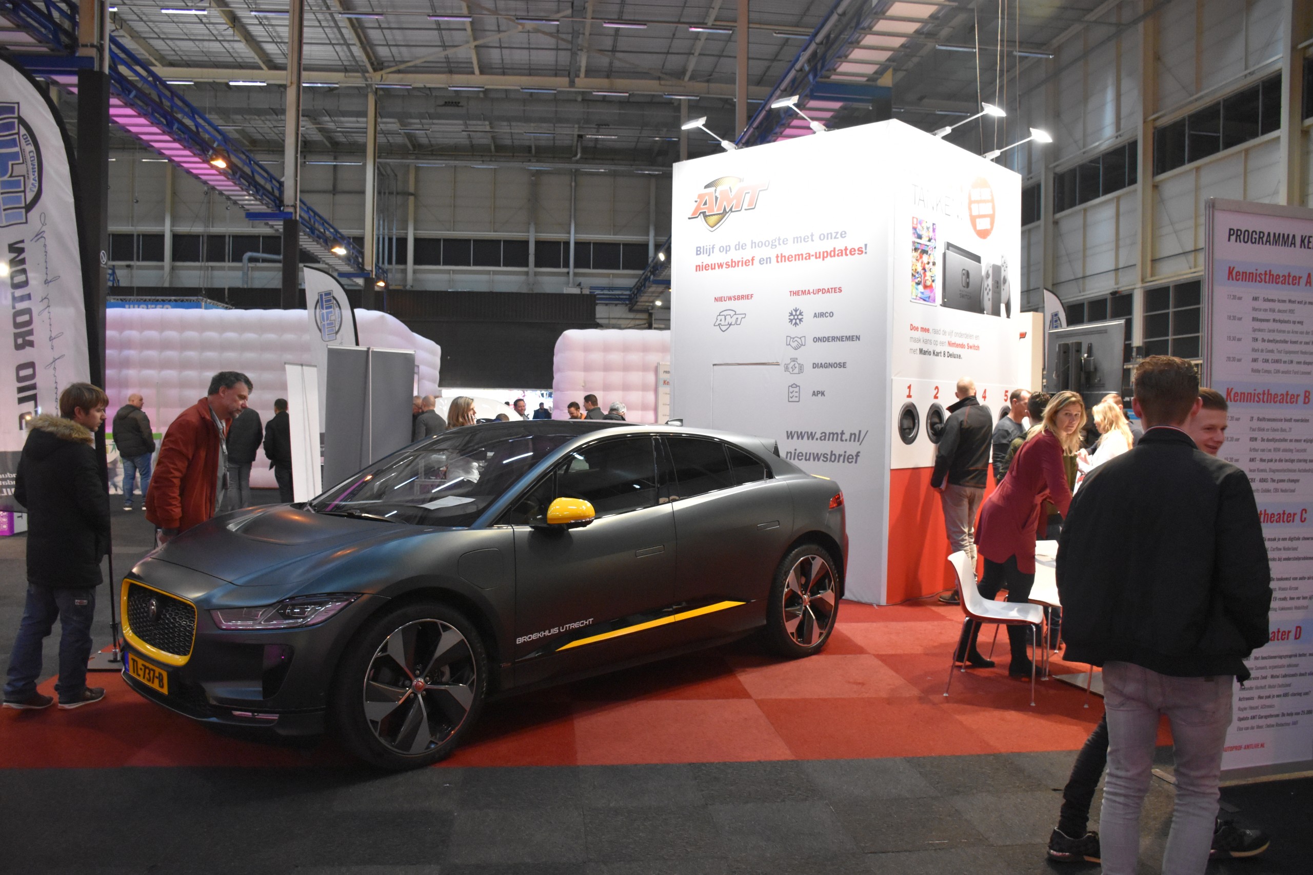 Vaak zie je ze voorbij flitsen op de linkerbaan, deze Jaguar i-Pace. Bij ons kun je 'm in alle rust bekijken.