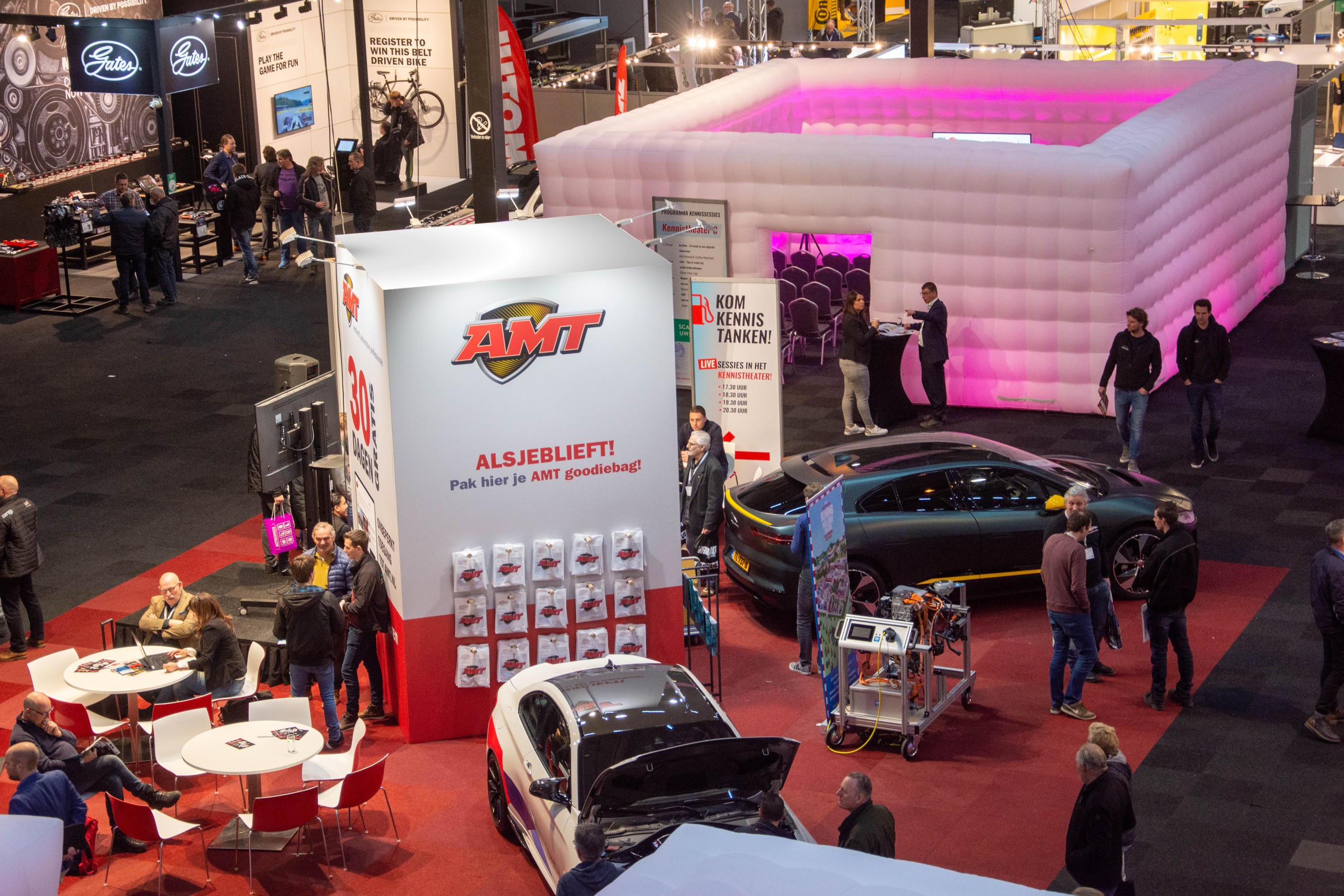 Kennis tanken in zestien verschillende kennissessies. Dat is AMT Live tijdens Auto Prof - AMT Live.