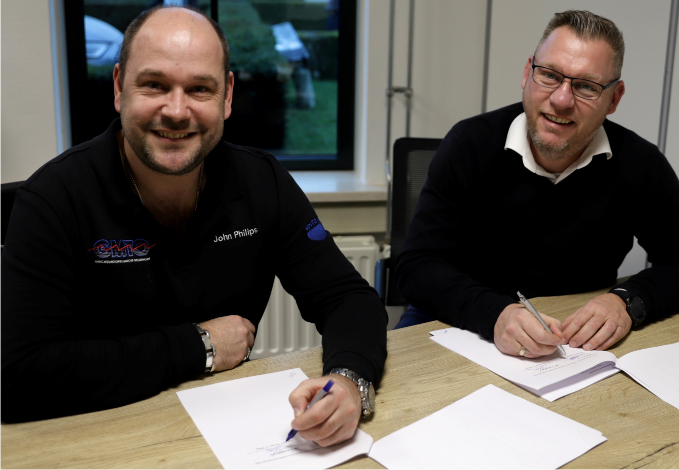 Blije gezichten bij John Philips (GMTO, rechts) en Maarten Slagveld (Mivar) bij het officieel bekrachtigen van de overname van Workshop Support door GMTO. 