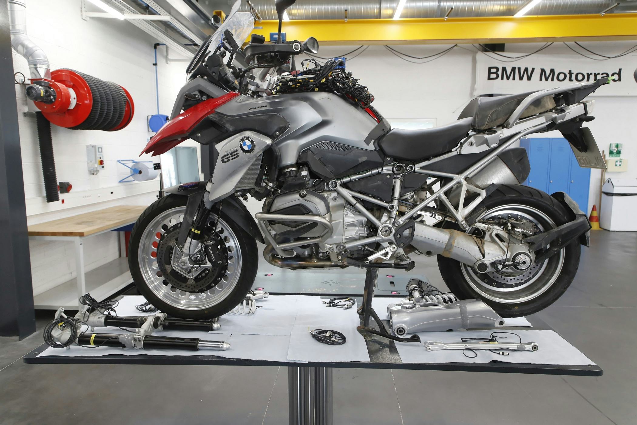 De test-GS van BMW is volgehangen met meetapparatuur en rijdt overal ter wereld testritten.