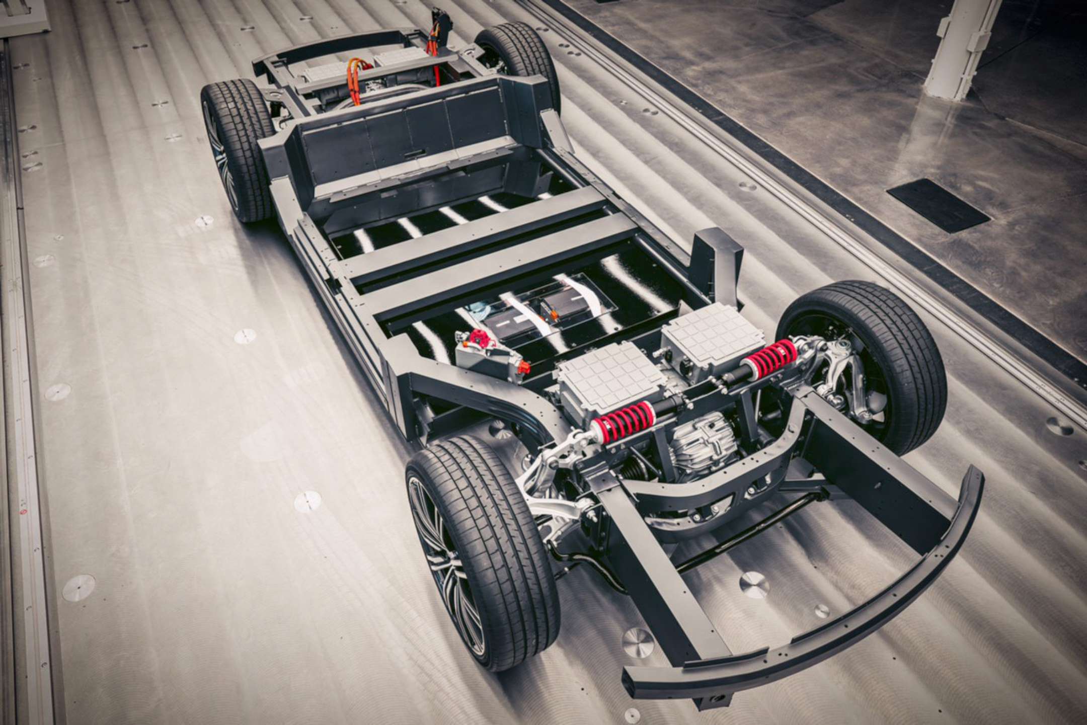 Dit is het puur elektrische ‘high performance’ platform, gezien op de voorkant met twee elektromotoren in plaats van de range extender, en zo ruimte voor F1-stijl horizontale veerbenen.