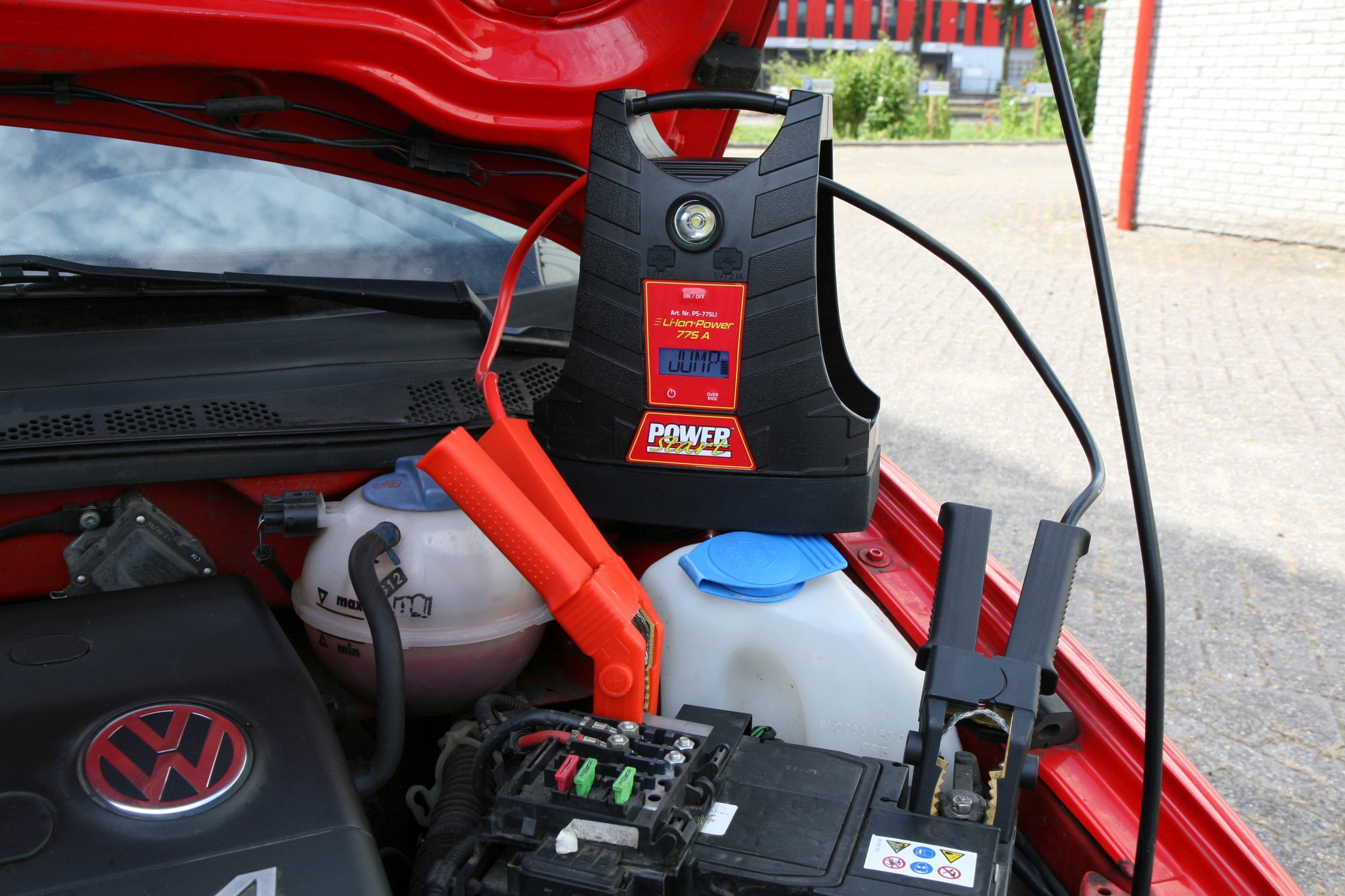 De Powerstart PS-775LI (775A/ 1.200A, € 389,-) is voor veel bedrijven een goede keuze. De booster is meerdere keren achtereen inzetbaar. 
Het digitale infodisplay biedt onder meer een voltmeter.