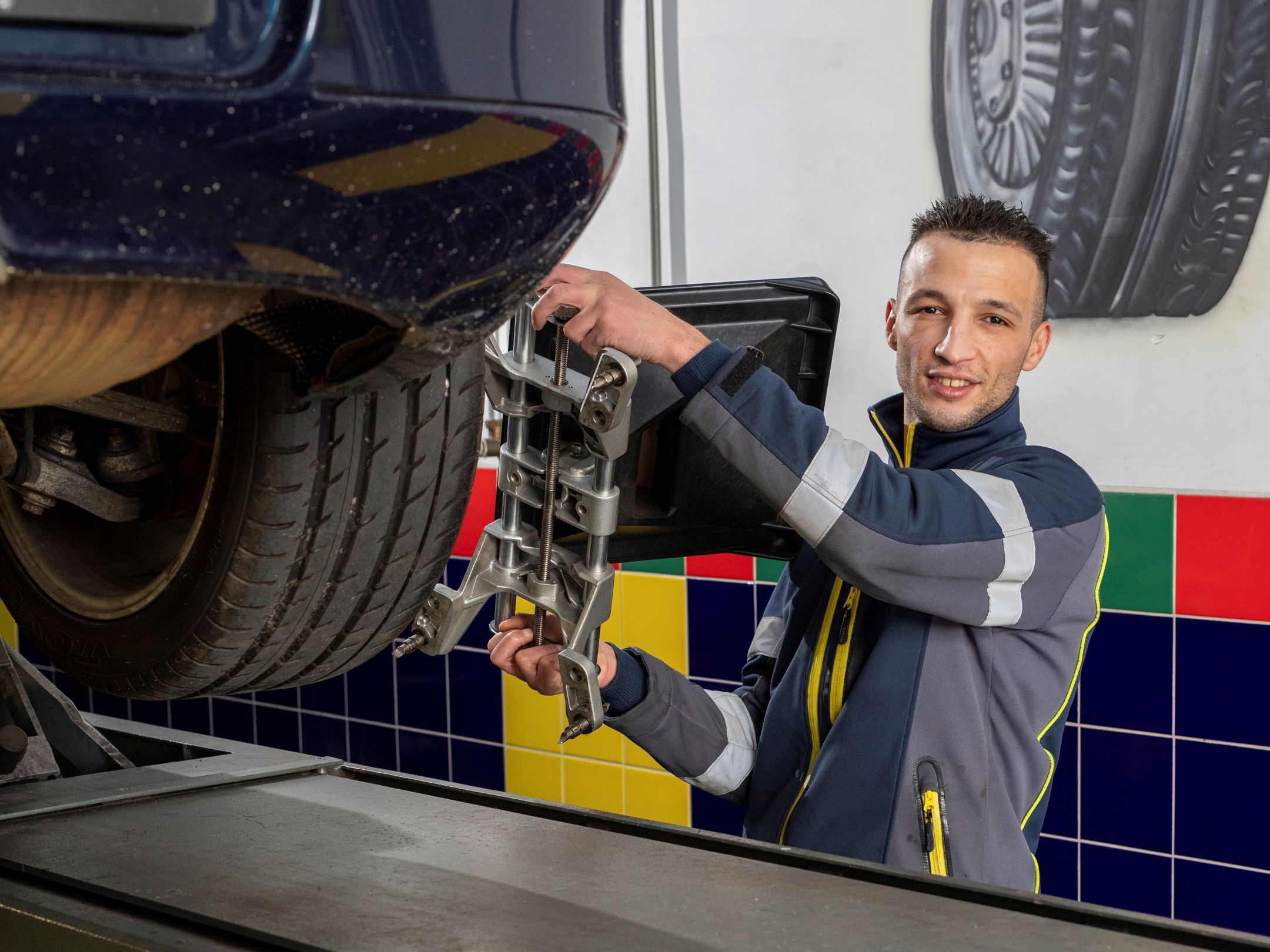 Soufiane Chtatou (28) is technisch specialist bij Garage Chtatou in Den Haag.