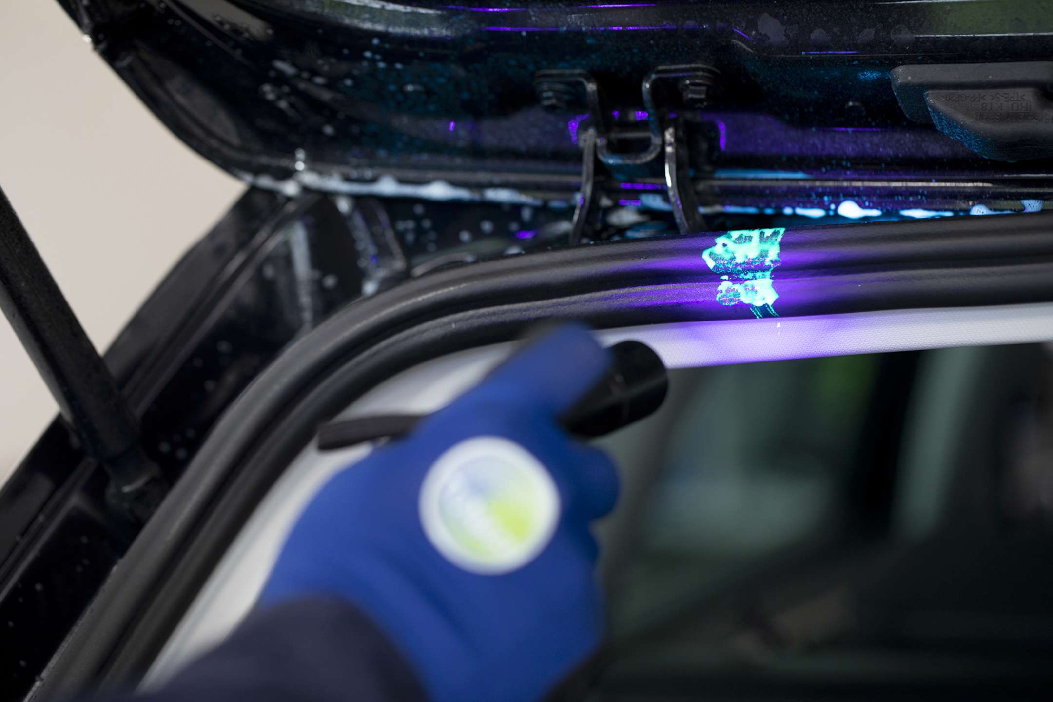 Het UV-lampje is onverbiddelijk. Daar dringt vocht binnen! 