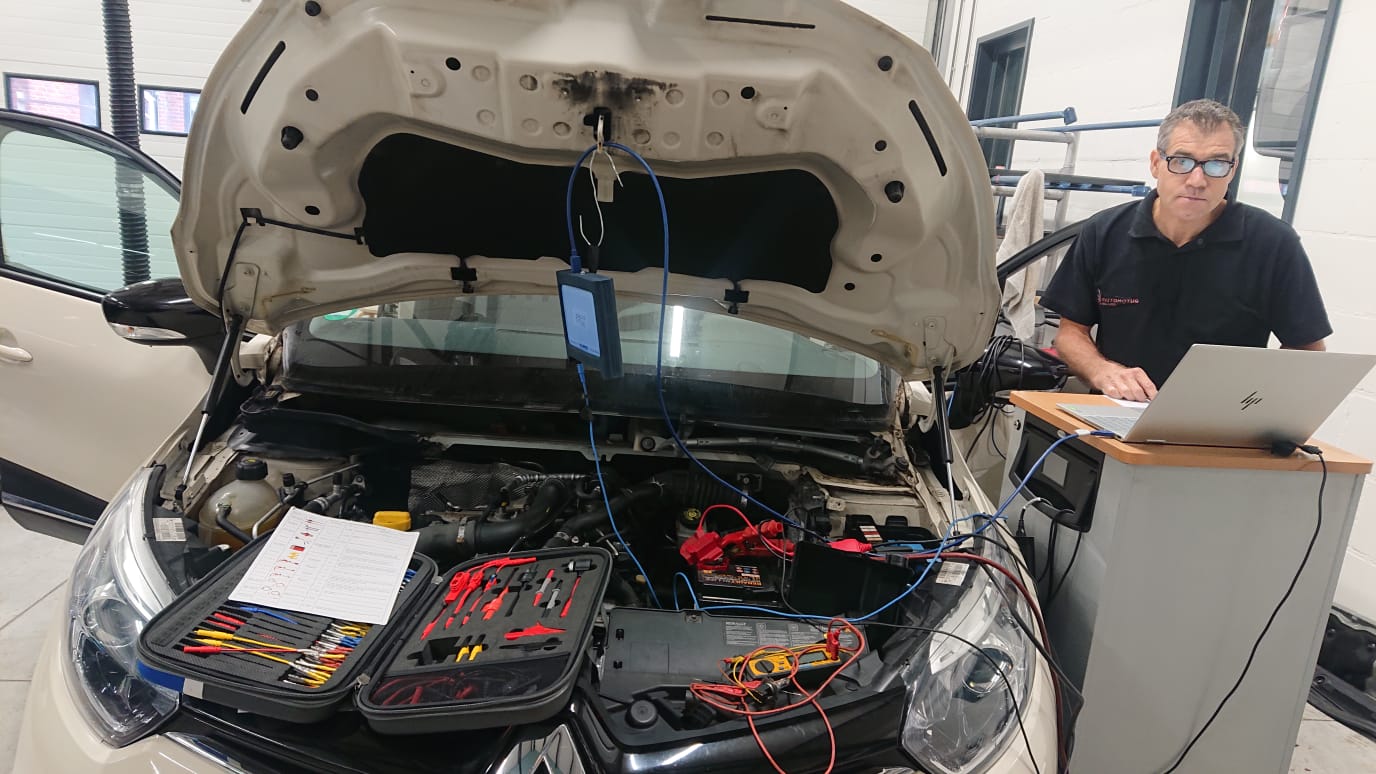 Zoeken in schema's, meten van signalen, het kostte heel wat tijd om de oorzaak van het probleem te vinden.