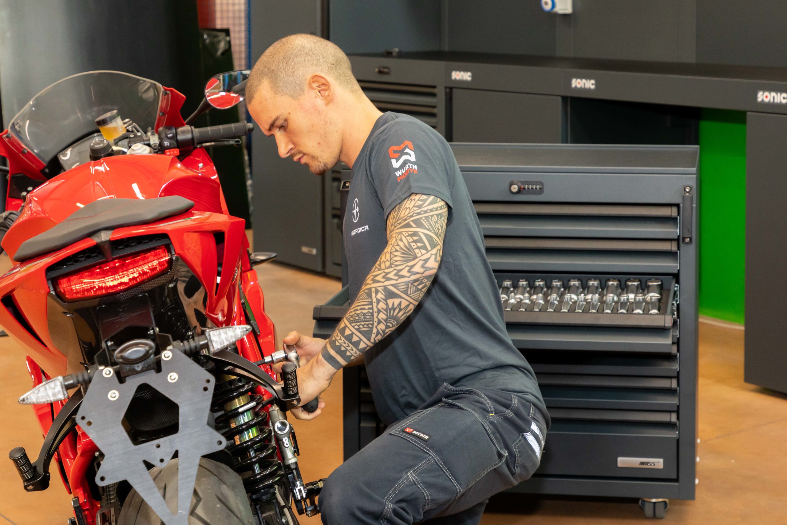 Italianen houden van stijl en kwaliteit. Die van het Energica MotoE-team uit Modena werken met Sonic.