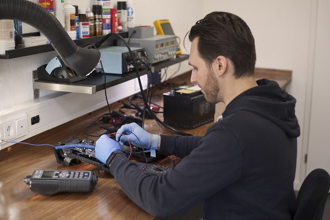 Bij Eurotech Center in Soest verzorgen de technici de reparatie van de Midtronics-apparatuur uit heel Europa.