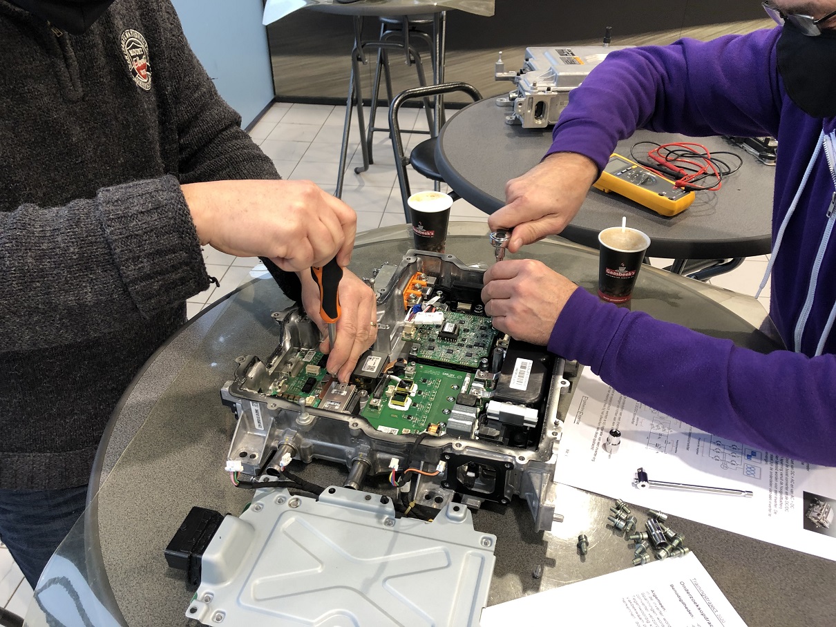 "Sleutelen aan componenten leer je niet online", zegt Leander Engelbertink namens FOM.