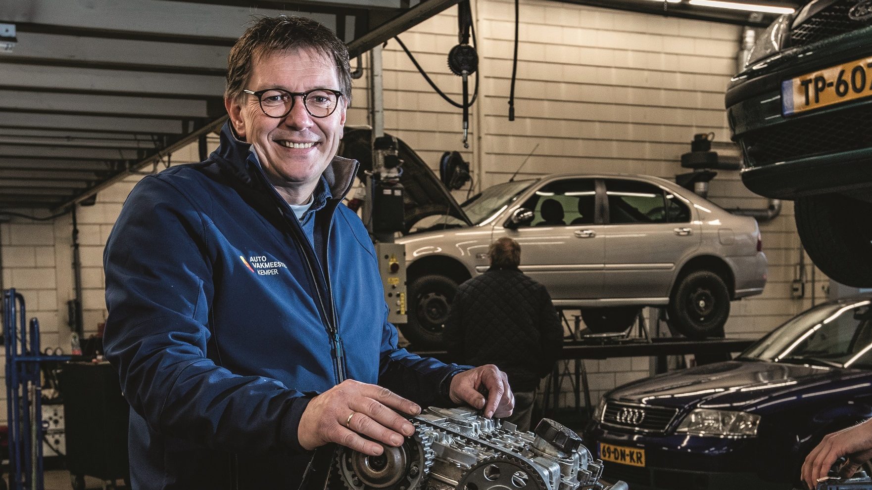 Rutger Kemper, eigenaar van Autovakmeester Kemper in Diepenveen.