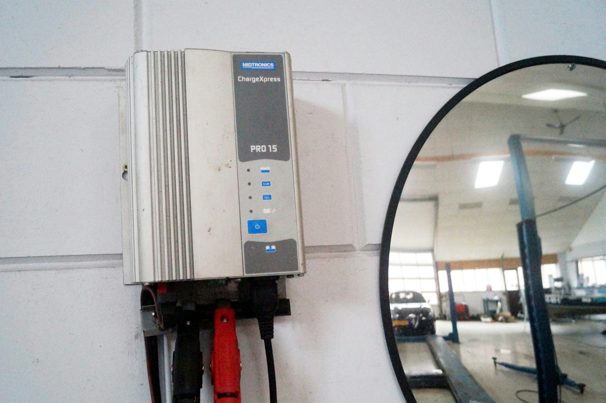 Dit is de Midtronic-muurlader van Erik Veurink. “Omdat moderne auto’s tijdens een klus vaak aan de lading moeten.”