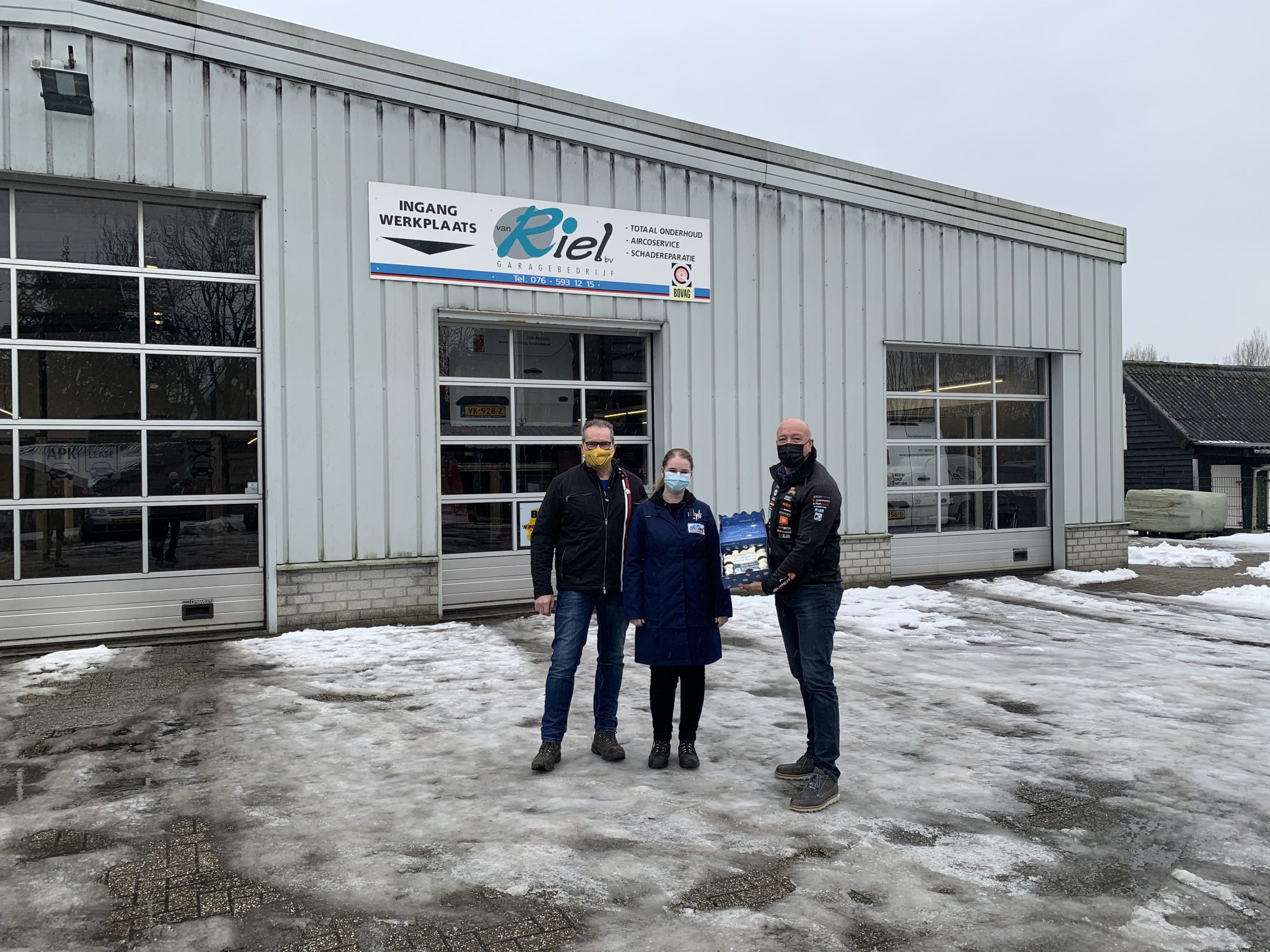 Garagebedrijf Van Riel is de 400ste Autobandenpartner. Ambassadeur Tim Coronel vertelt het heuglijke nieuws. 