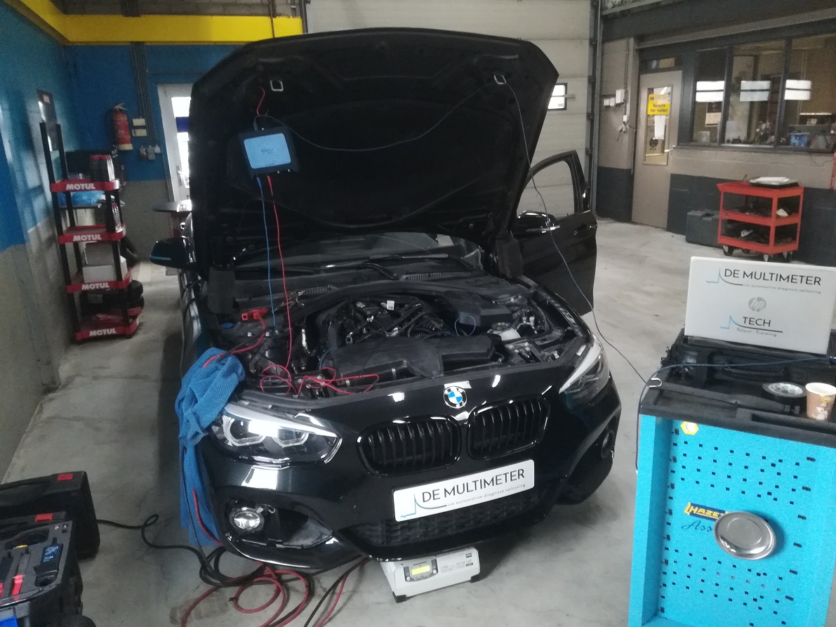De BMW 118i in de werkplaats van Nick Smits. De auto heeft forse schade rechtsvoor opgelopen. Ogenschijnlijk is alles netjes hersteld. Zijn de hardnekkige storingen een gevolg van de klap of is er iets anders aan de hand?