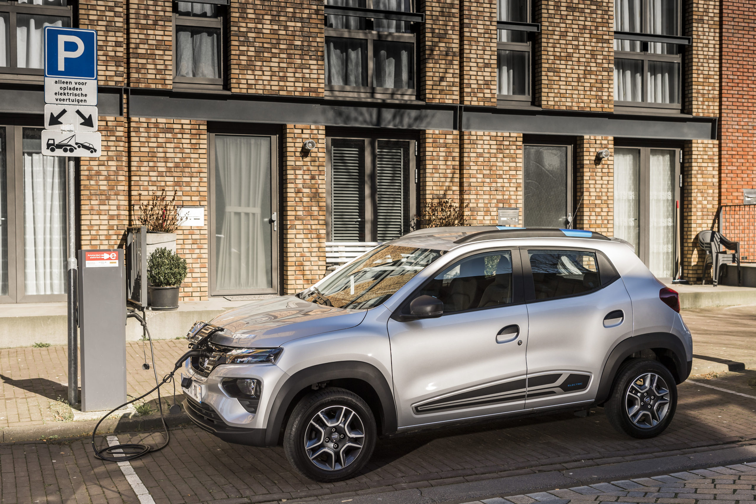 Goed nieuws, een elektrische Dacia Spring mini-suv voor nog geen 18 mille! Nu nog even voor elke Europese deur een laadpaal, dan rijden we ruim voor 2030 klimaatneutraal. Toch?