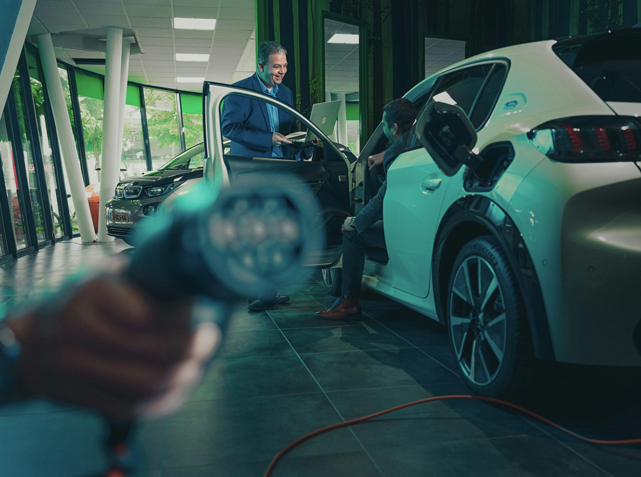 Verkoopleider Antoine Ooteman van Autobedrijf Boks en EV-Auto Apeldoorn.