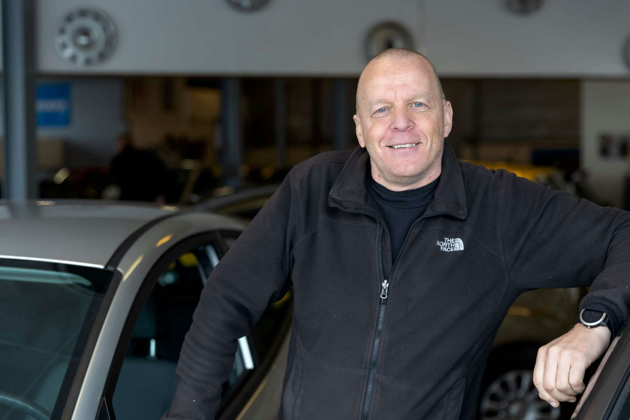 Auto’s verkopen is voor Marc Arnouts het mooiste vak van de wereld. “Na meer dan dertig jaar geeft het mij nog steeds een kick als een klant het koopcontract ondertekent.”