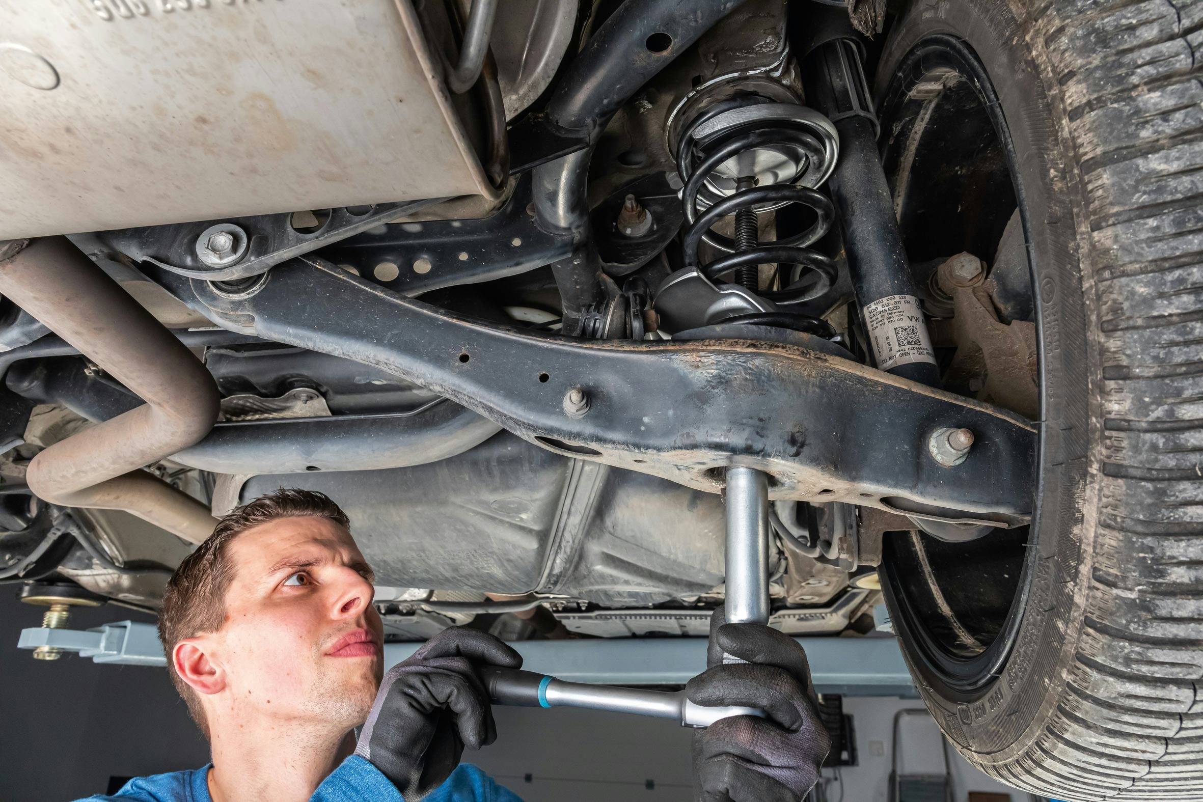 Inwendige veerspanner van Hazet spaart tijd bij vervangen van achterveren.