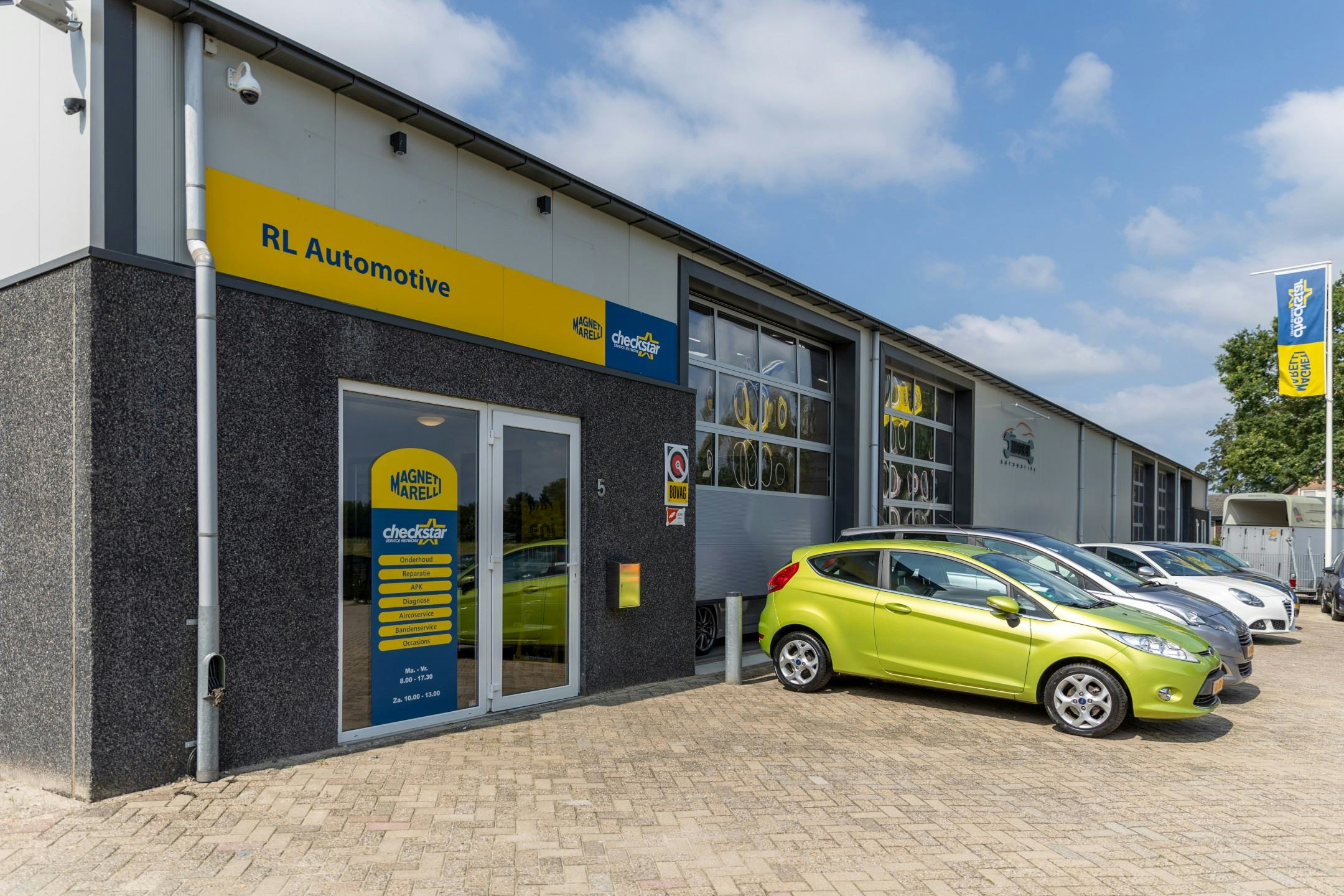 De toegang naar de werkplaatsreceptie is uitgevoerd in de blauw-gele huisstijl. “We hebben het meteen goed aangepakt. Als je voor een formule kiest, moet je dat laten zien”, vindt Ramon Lemmens.