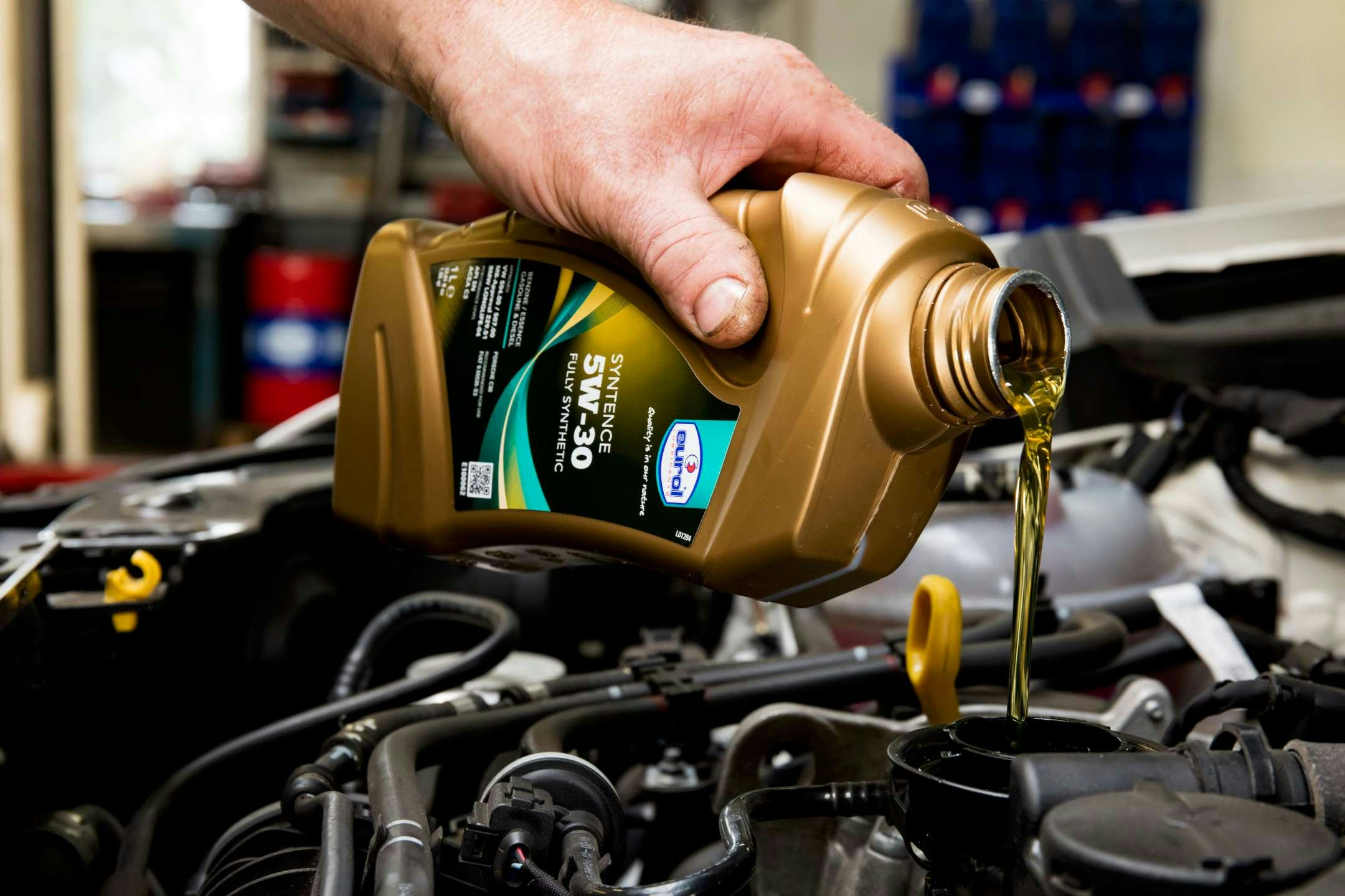 Olieverbruik? En als we die 5W-30 vervangen door een 10 W-60? (Foto: Eurol)