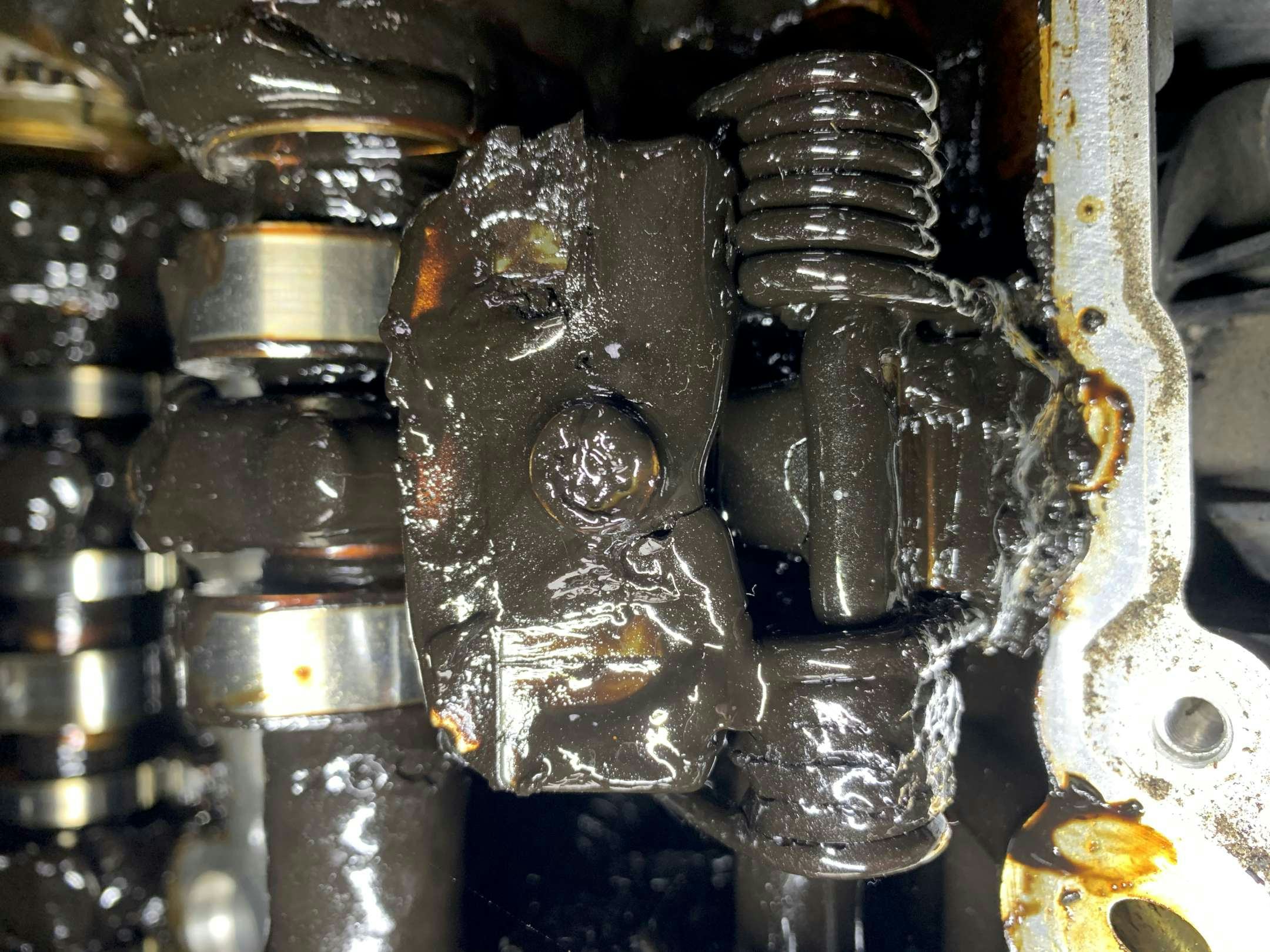 “Doe alleen het hoogst noodzakelijke maar, want ik rijd heel weinig.” Kan zijn, maar olie oxideert en dikt dan in. Niet alleen de kilometers doen hun werk, maar ook de tijd. (Foto Dupag)