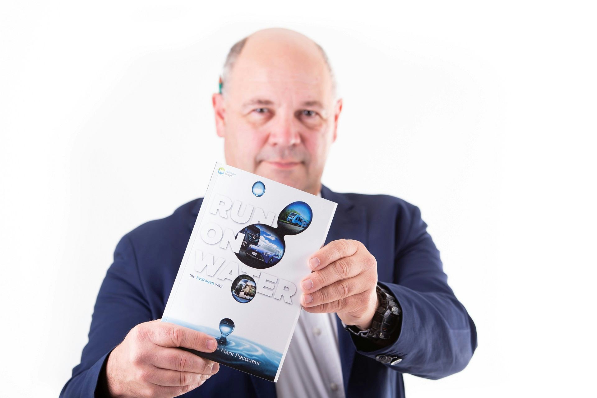 Mark Pecqueur met het boek 'Run on water'