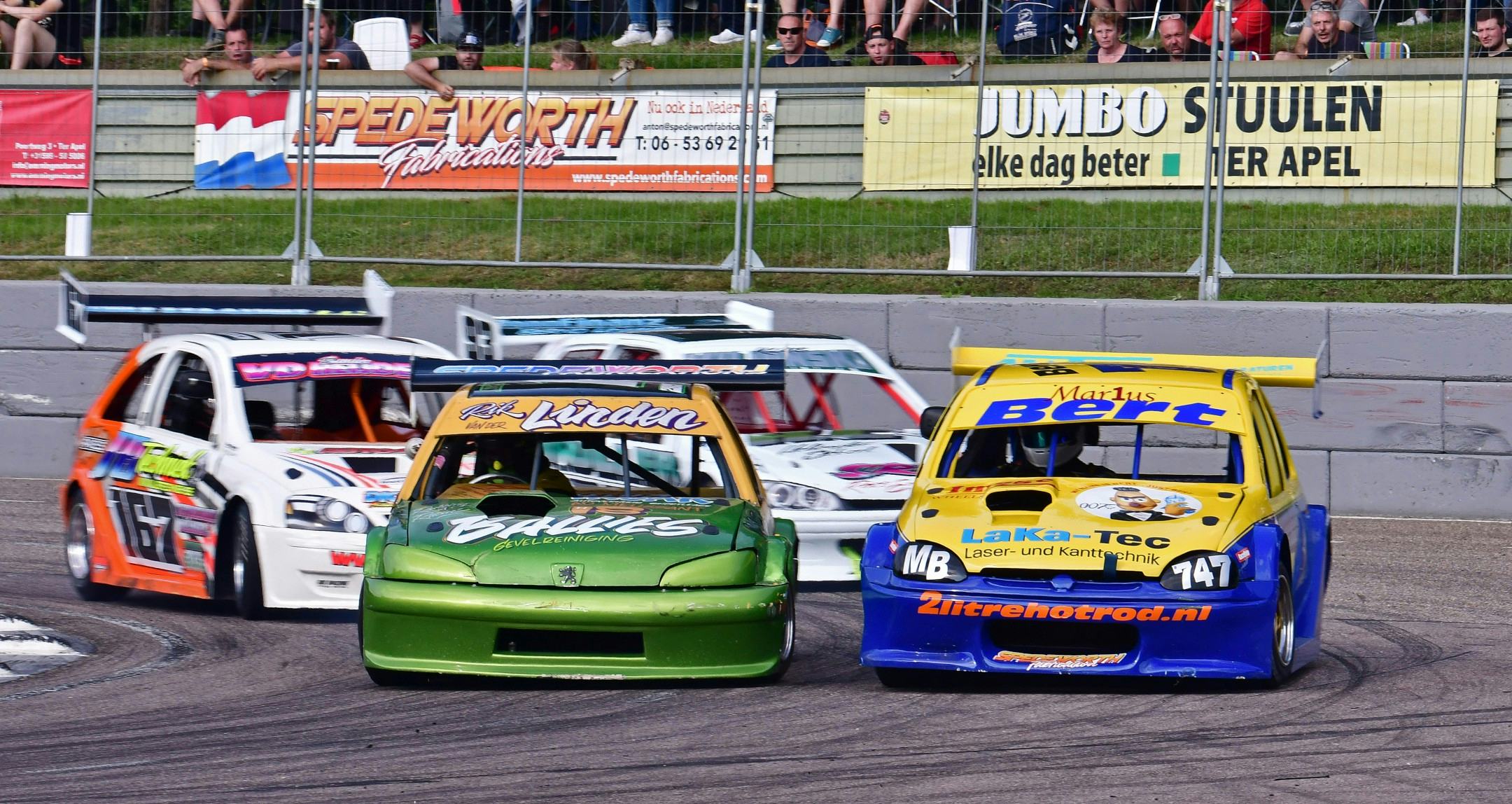 Wat gebeurt er met een (race)auto in een bocht? En hoe kun je dat beïnvloeden met aanpassingen aan dempers, veren, stabilisatorstangen en draagarmen? (foto: Stan Libuda