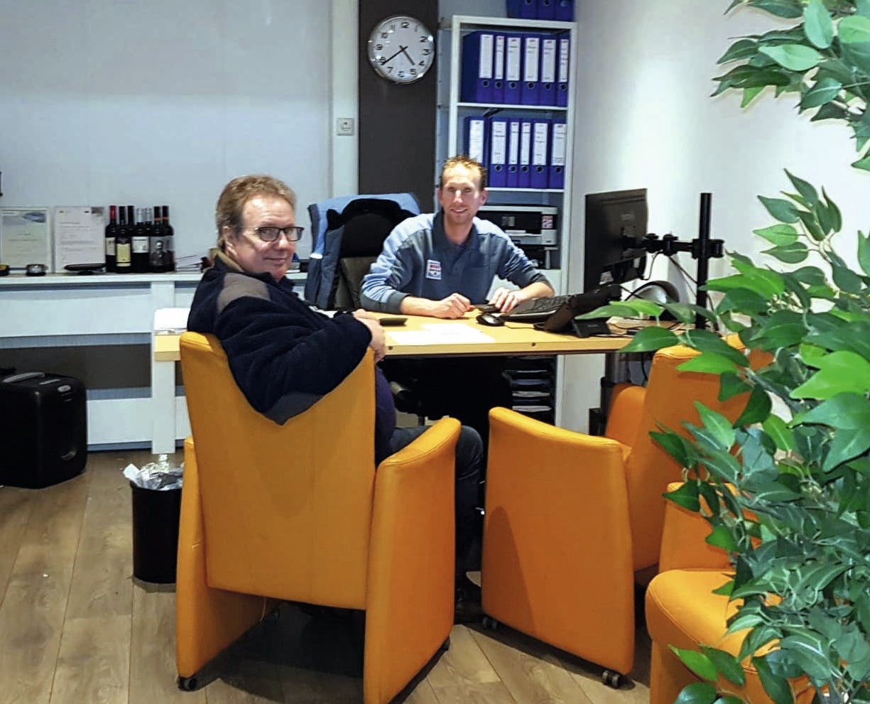 Links Kees en rechts zijn zoon Rick Wiggers. “We blijven trouw aan TotalEnergies.”