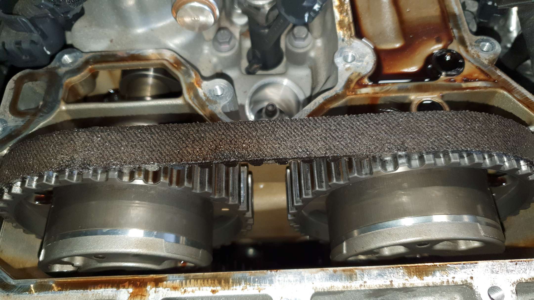 Smering is belangrijk, zeker voor een natte distributieriem, maar dat is deze getande riem niet. En toch is ie nat. Foto: Auto Verhaag.