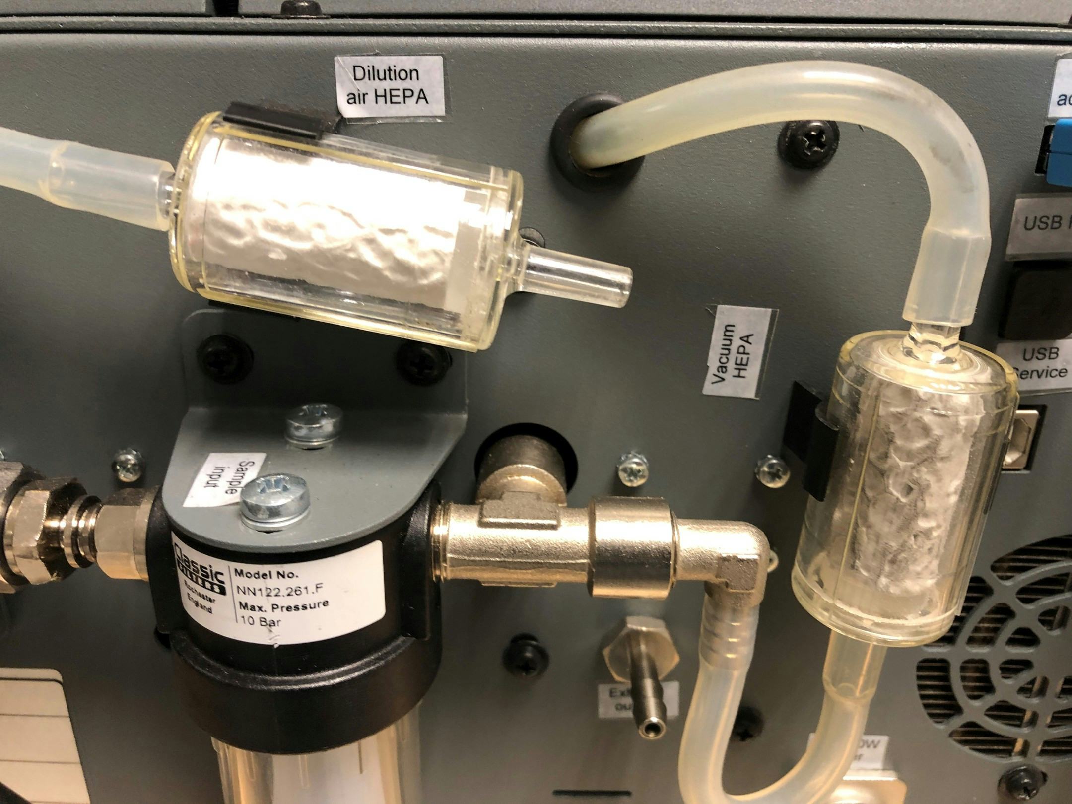 Het filter waar de lucht voor de verdunning doorheen stroomt, is op het oog nog helemaal schoon. Het filter waar het uitlaatgas doorheen stroomt is niet meer wit.