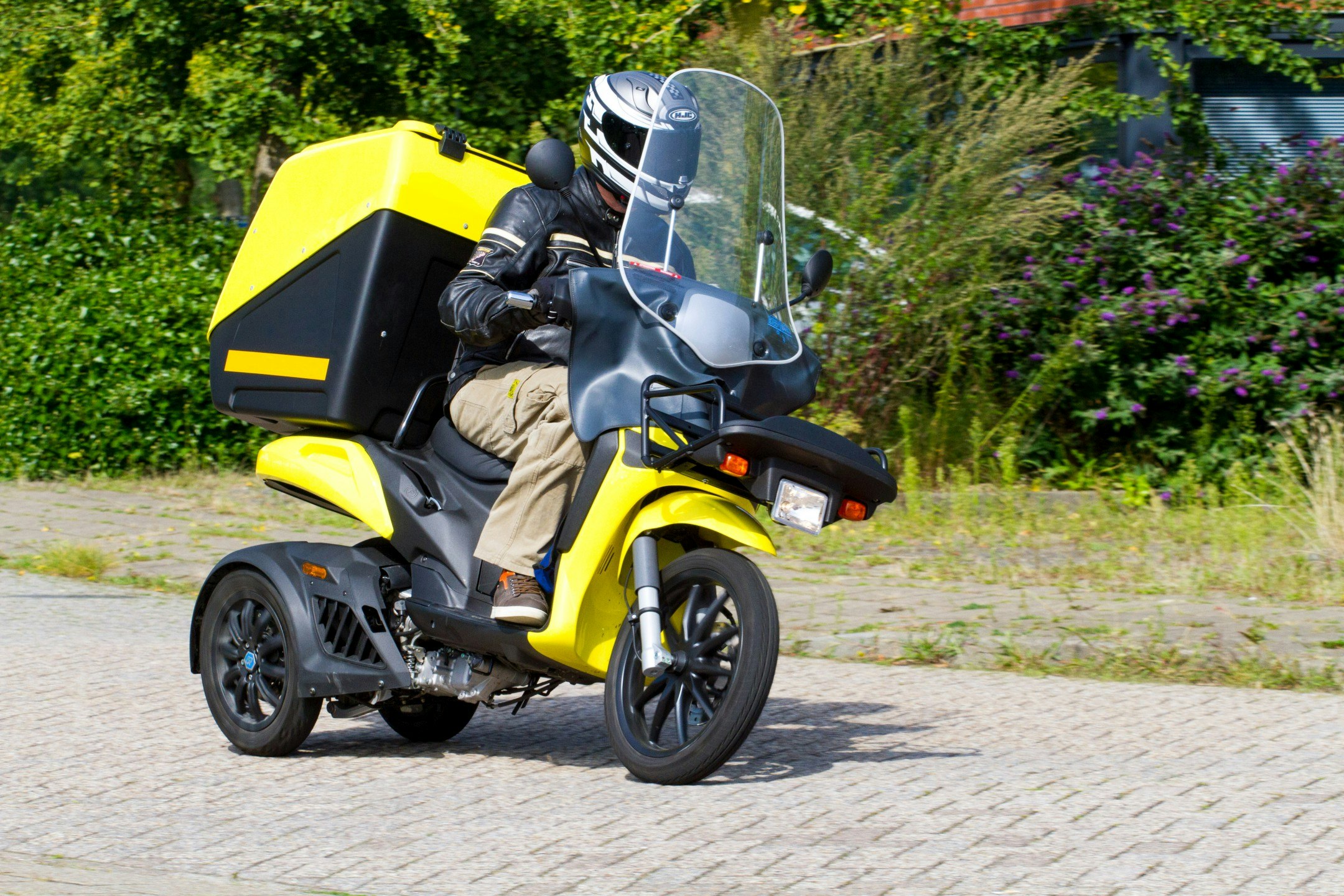 Qua uiterlijk ziet de Mymoover er een beetje bizar uit en ook het rijden is wat afwijkend.