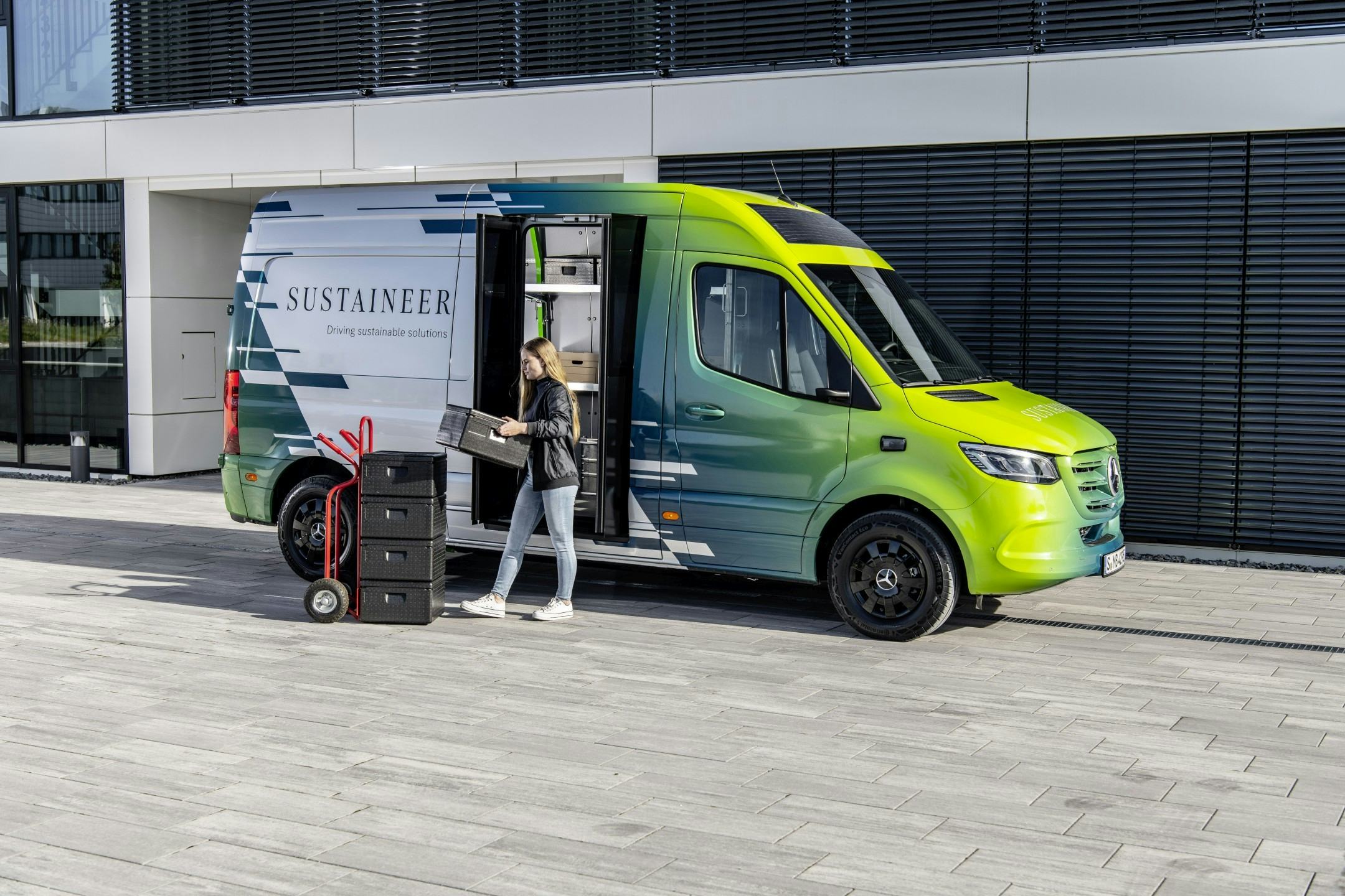 Zo kan volgens Mercedes-Benz een ‘groene’ bestelwagen eruit gaan zien. Voor op het dak een stuk van de 4,8 m2 zonnepanelen, die op een zonnige dag 4,17 kWh stroom in de accu’s stoppen.
The new Mercedes-Benz SUSTAINEER