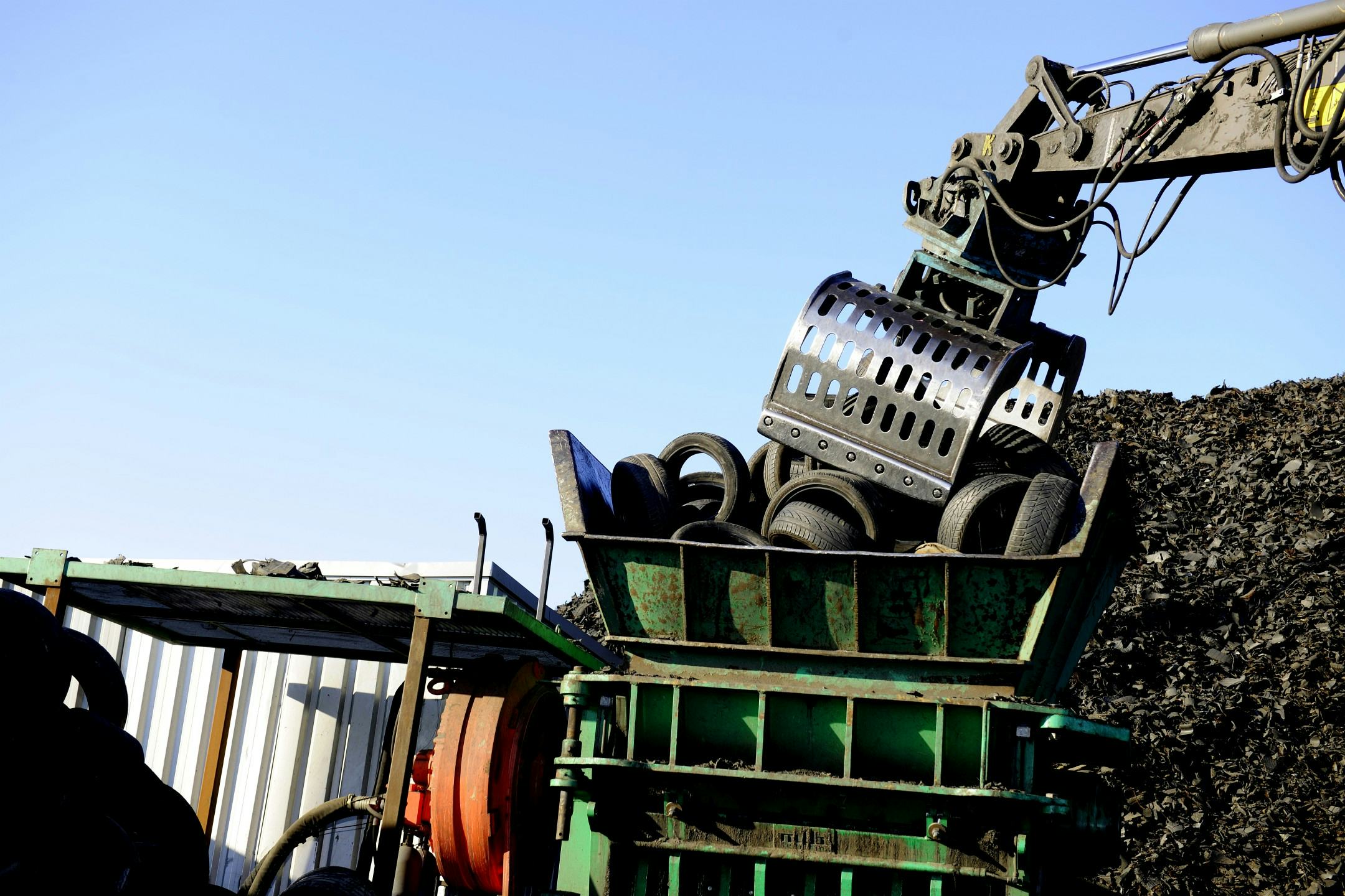 Jaarlijks worden zo’n 9,5 miljoen gebruikte autobanden ingezameld. Een derde van die banden wordt hergebruikt, al dan niet via loopvlakvernieuwing. De rest wordt gerecycled.