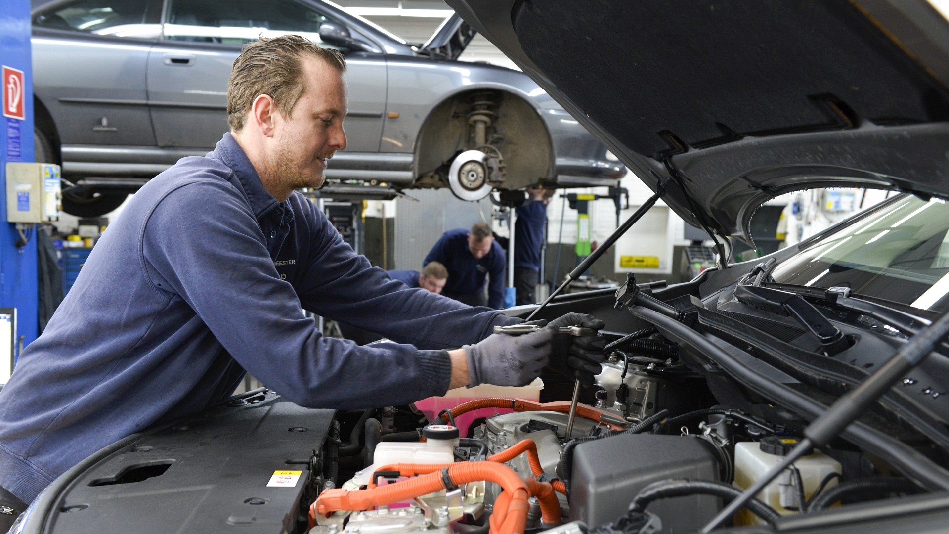 Welke problemen met hybride en EV-voertuigen komen het meest voor in jouw werkplaats? En zijn jij en/of je medewerkers al opgeleid om aan EV’s te mogen werken? Deel je ervaring en maak kans op een half jaar toegang tot AMT Reparatiewijzer.
