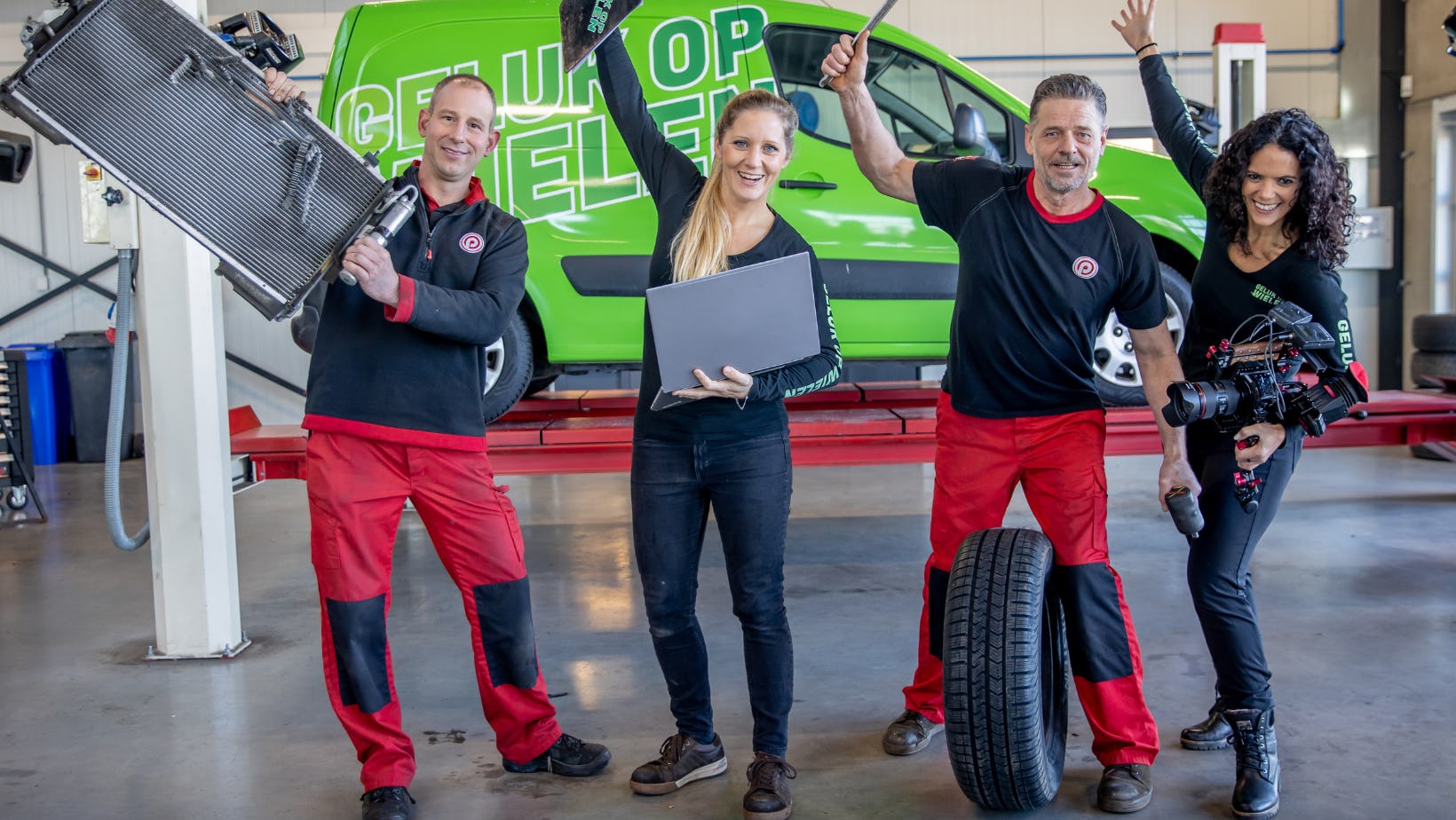 APK keurmeesters Bas Daatselaar en Melanie Schuurman, bandenexpert Henk Blom en programmamaker Gwen Jansen brengen de werkplaats naar de huiskamer in Geluk op wielen.