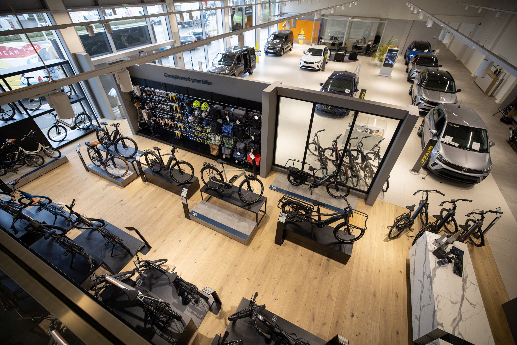 Behalve auto’s biedt Imacar een compact assortiment van elektrische fietsen, -cargobikes, -vouwfietsen en speed pedelecs.