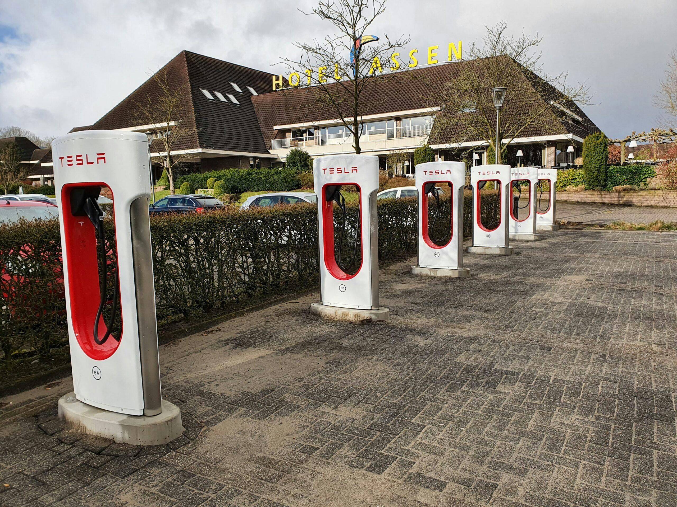 Drenthe had vorig jaar het minste aantal openbare laadpalen per duizend inwoners. In Assen staan echter voldoende Tesla-laders.