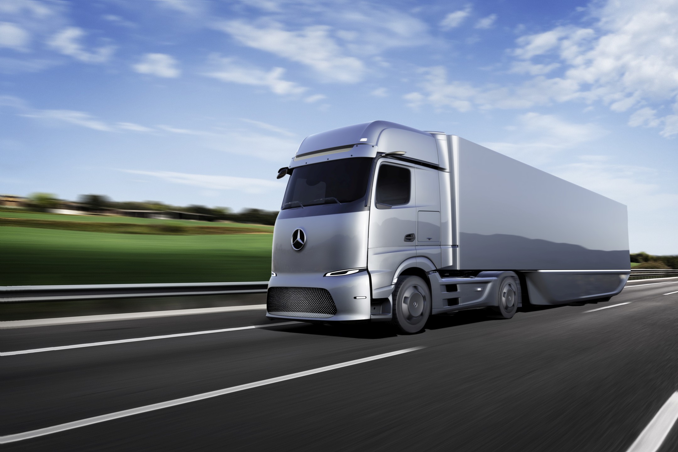 Gaat een vrachtwagenheffing elektrisch trucken over langere afstanden stimuleren? Er wordt wel gestudeerd op zulke trucks. Gestroomlijnde trailers besparen op brandstof én kilometerprijs.
For the first time, Daimler Trucks presents a preview of its purely battery-powered long-haul truck: the Mercedes-Benz eActros LongHaul. Starting from the middle of the decade, it is designed to cover regular journeys on plannable routes in an energy-efficient manner. Its range on one battery charge will be approximately 500 kilometers.