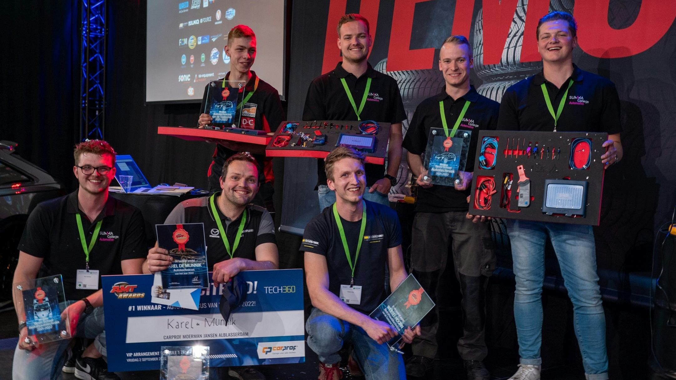 De winnaars! Rechts knielend Bedrijfsautotechnicus van de Toekomst Wessel Hoorn, naast hem de Autotechnicus van het Jaar en linksachter Jarno Braam. Ze worden geflankeerd door de Summa-winnaars van de scholencompetities: Nick vd Ven, Tim vd Stangen en de broers Danny en Nick Hendriks.