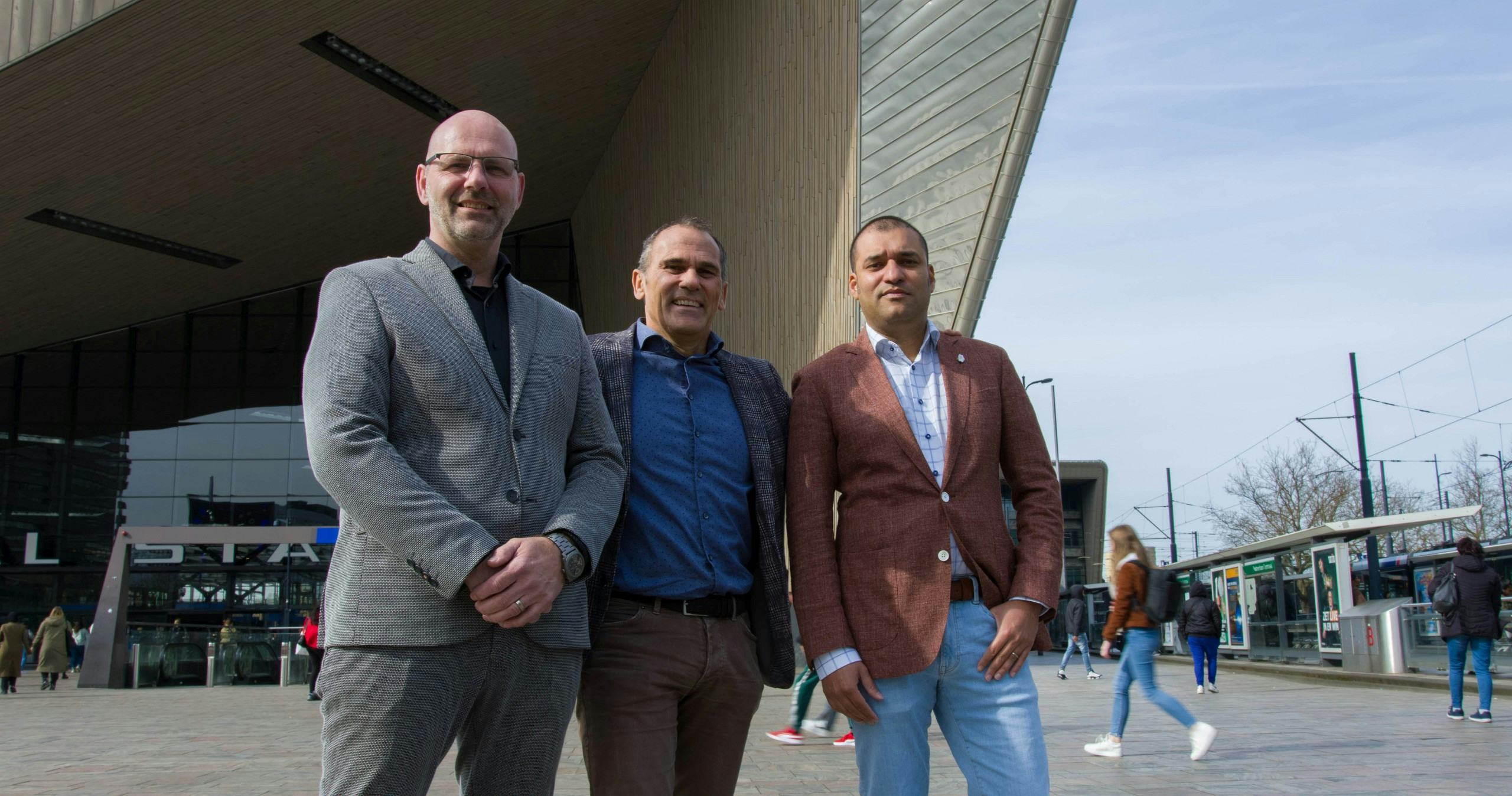 Van links naar rechts: Edgar Brauckmann (directeur Vakgarage), Johan van der Hoeven (LKQ Fource) en Vishal Durgaram (voorzitter Vakgarage).
