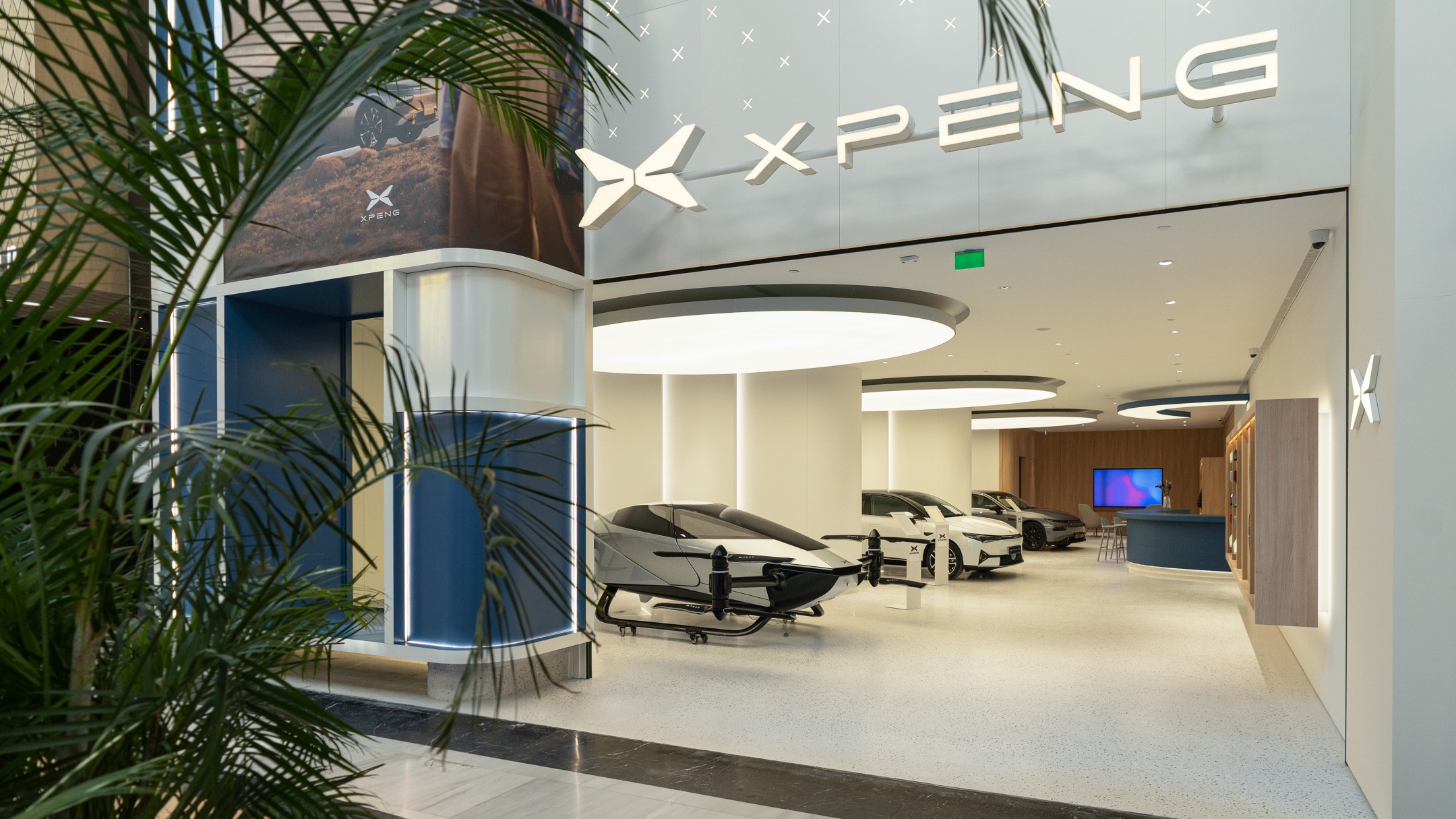 Het Nieuwe Verkopen bij een nieuw merk, Xpeng in het shoppingcentrum Mall of the Netherlands in Leidschendam. Zonder eigen dealers of autobedrijven, die draagt de Emil Frey-groep bij, waar onder meer bedrijven als Ekris en Nefkens onder vallen.