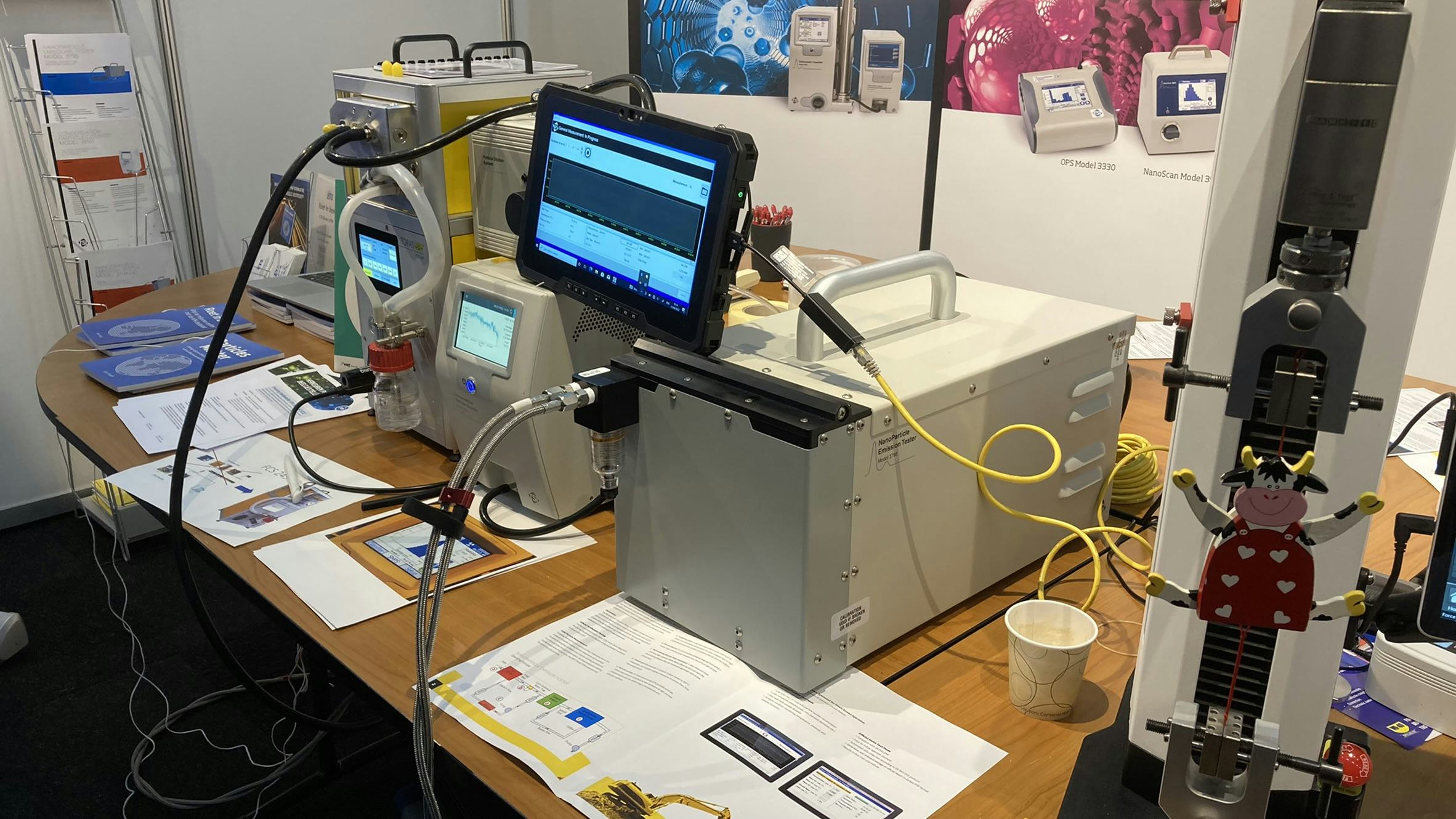 Blik op de AutoProf-stand van TSI. Die leverancier van laboratoriumdeeltjestellers werkte enige tijd aan een garagedeeltjesteller, maar komt er niet mee op de markt. Wel wijst TSI erop dat de jaarlijkse herkeuring nog niet zo eenvoudig is. Die vereist een deeltjesgenerator en een referentietester. En die referentietester dient twee keer per jaar gekalibreerd te worden. Dat vereist een zogenoemde master device. Tip bij aanschaf: vraag je leverancier hoe hij de jaarlijkse herkeuring van je deeltjesteller gaat doen.