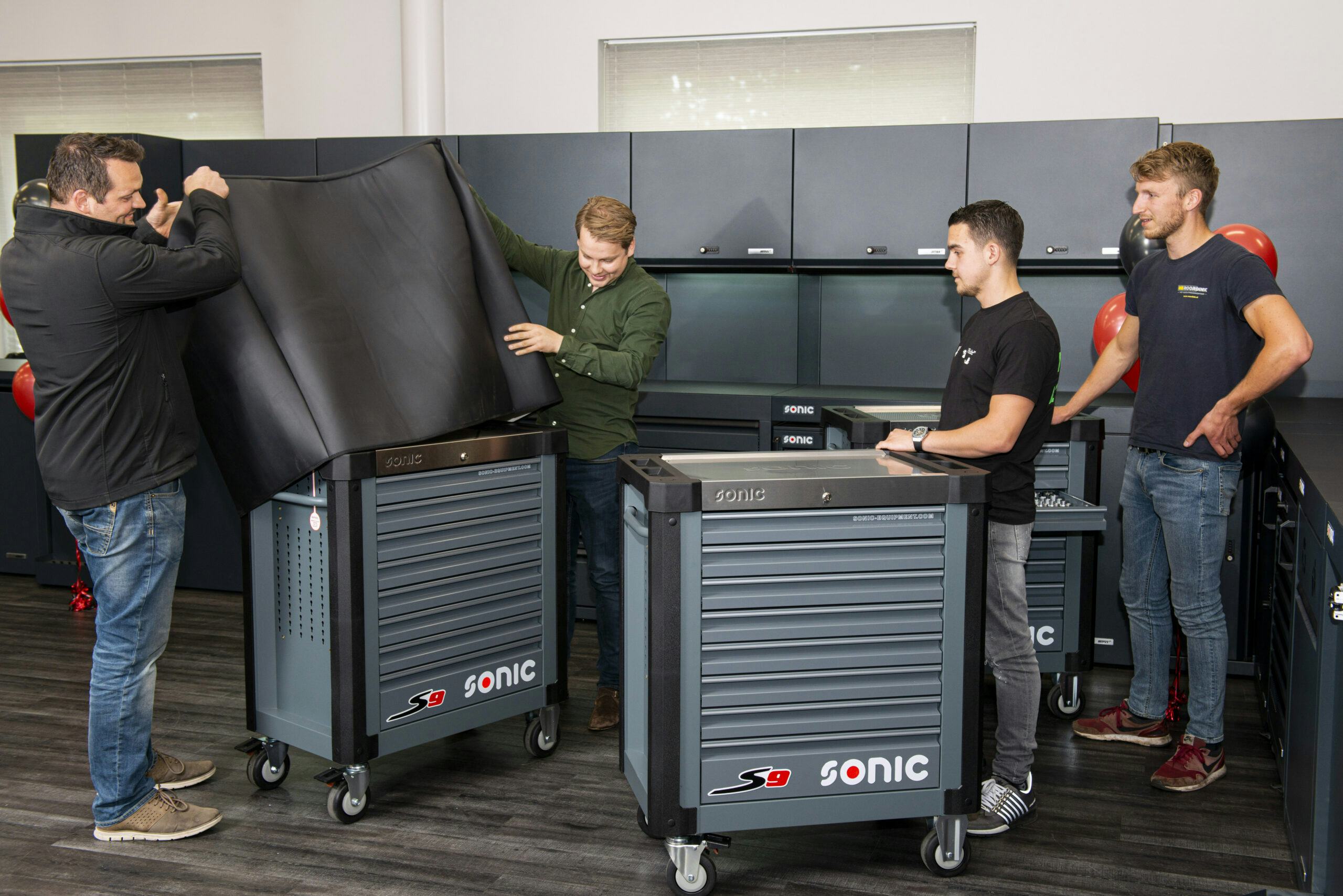 Tada! Ja, dat moet even officieel. Sonic’s Gerben de Jong en Autotechnicus van het Jaar Karel de Munnik onthullen een van de drie Sonic-gereedschapswagens.