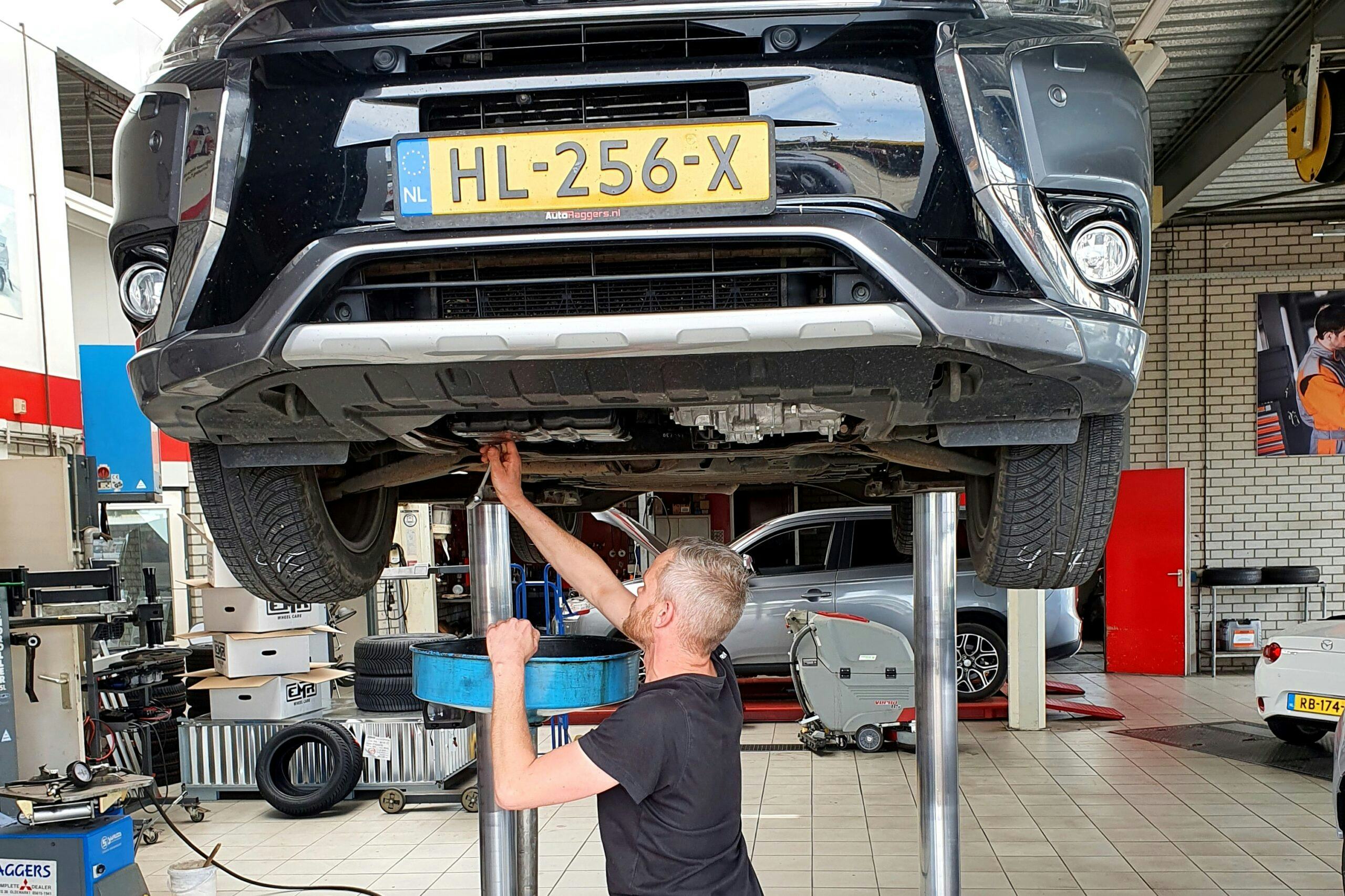 Marcel Boonstra: “Wij adviseren elk jaar olie te verversen, want ook als je weinig kilometers rijdt vervuilt de olie een beetje.”