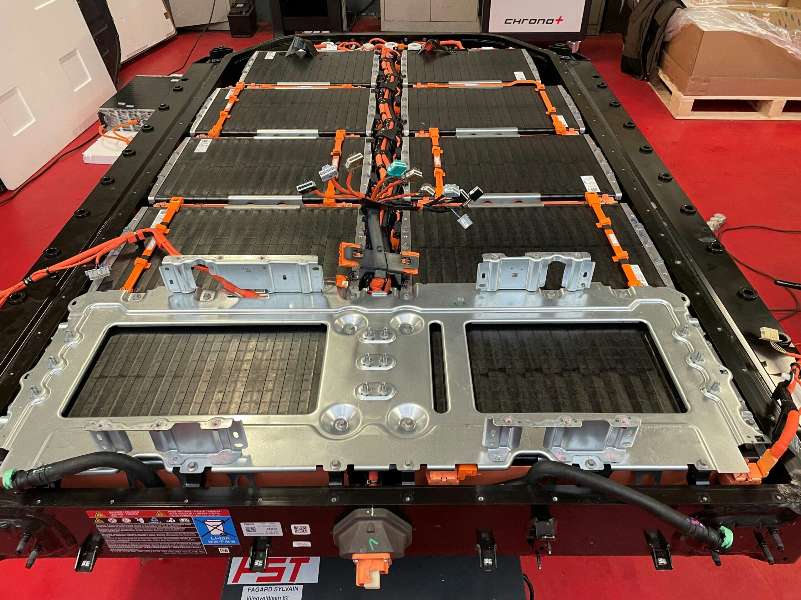Onder de modules van de Mach-E-batterij zitten koelplaten. Komen die in actie als de auto geparkeerd staat in de hete zomerzon?