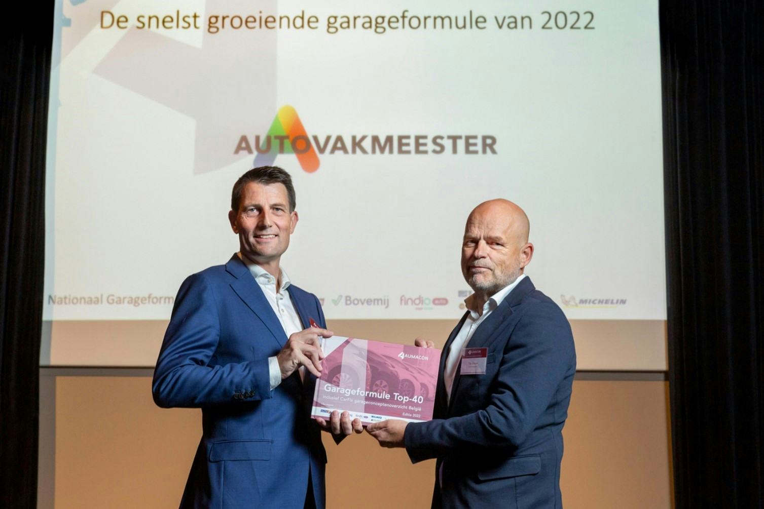Het eerste exemplaar van de AUMACON Garageformule Top-40 Editie 2022 wordt in ontvangst genomen door Ton Sieljes (rechts) uit handen van ceo Martijn Pfeiffer van Eurol, de winnaar van 2021.