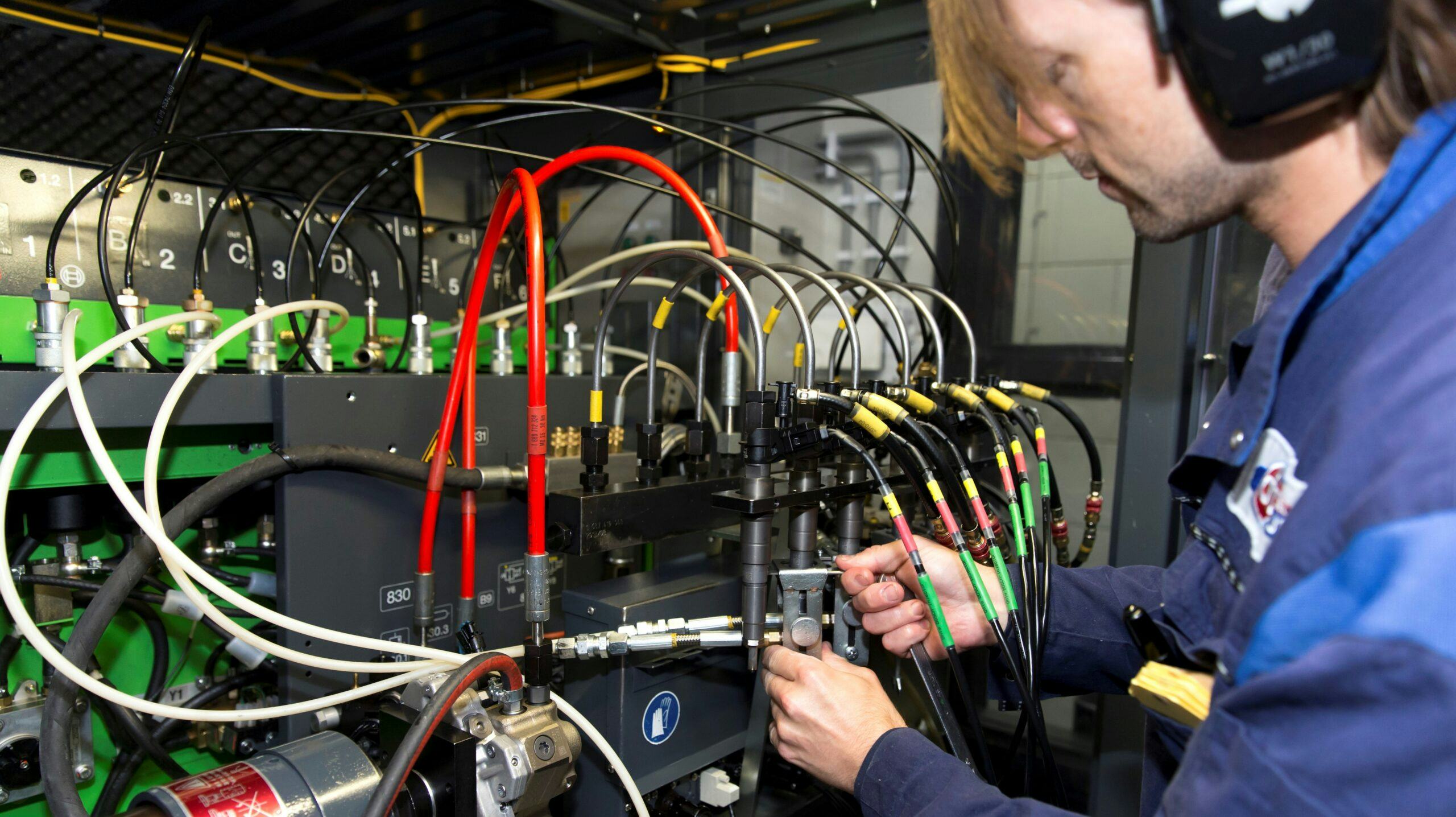 Samen met zijn collega’s zorgt technisch operator Niels Versteeg van Diesel Büchli ervoor dat gebruikte onderdelen in nieuwstaat worden teruggebracht.