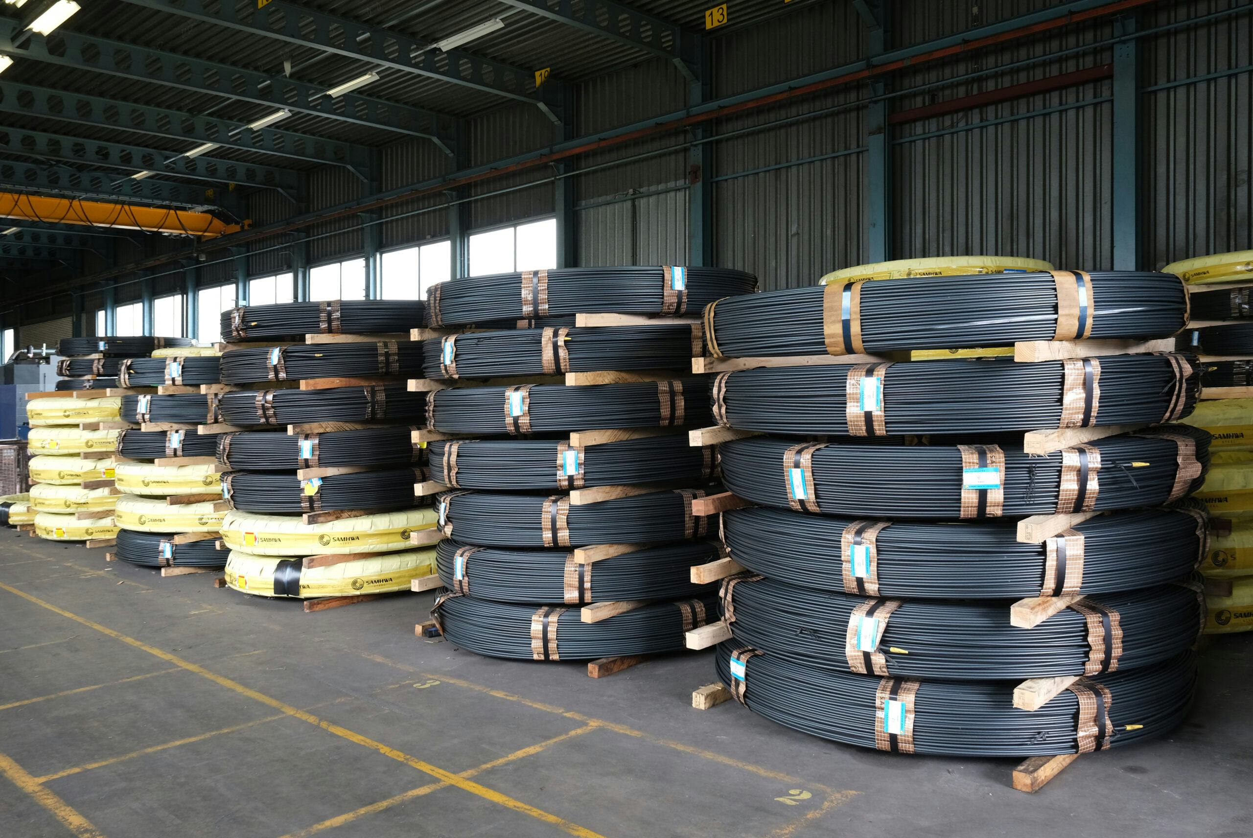 Het begin: gigantische rollen verenstaal klaar voor verwerking.