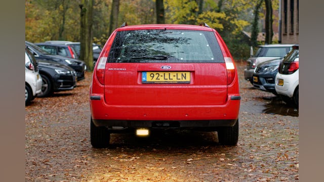 ...en met ingeschakelde achteruit. Het licht onder de bumper schijnt helder geel.