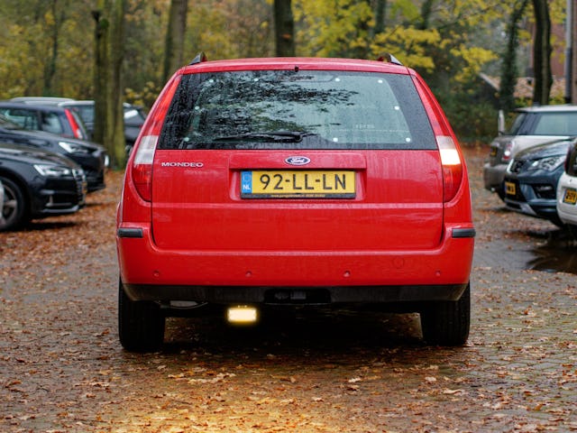 ...en met ingeschakelde achteruit. Het licht onder de bumper schijnt helder geel.