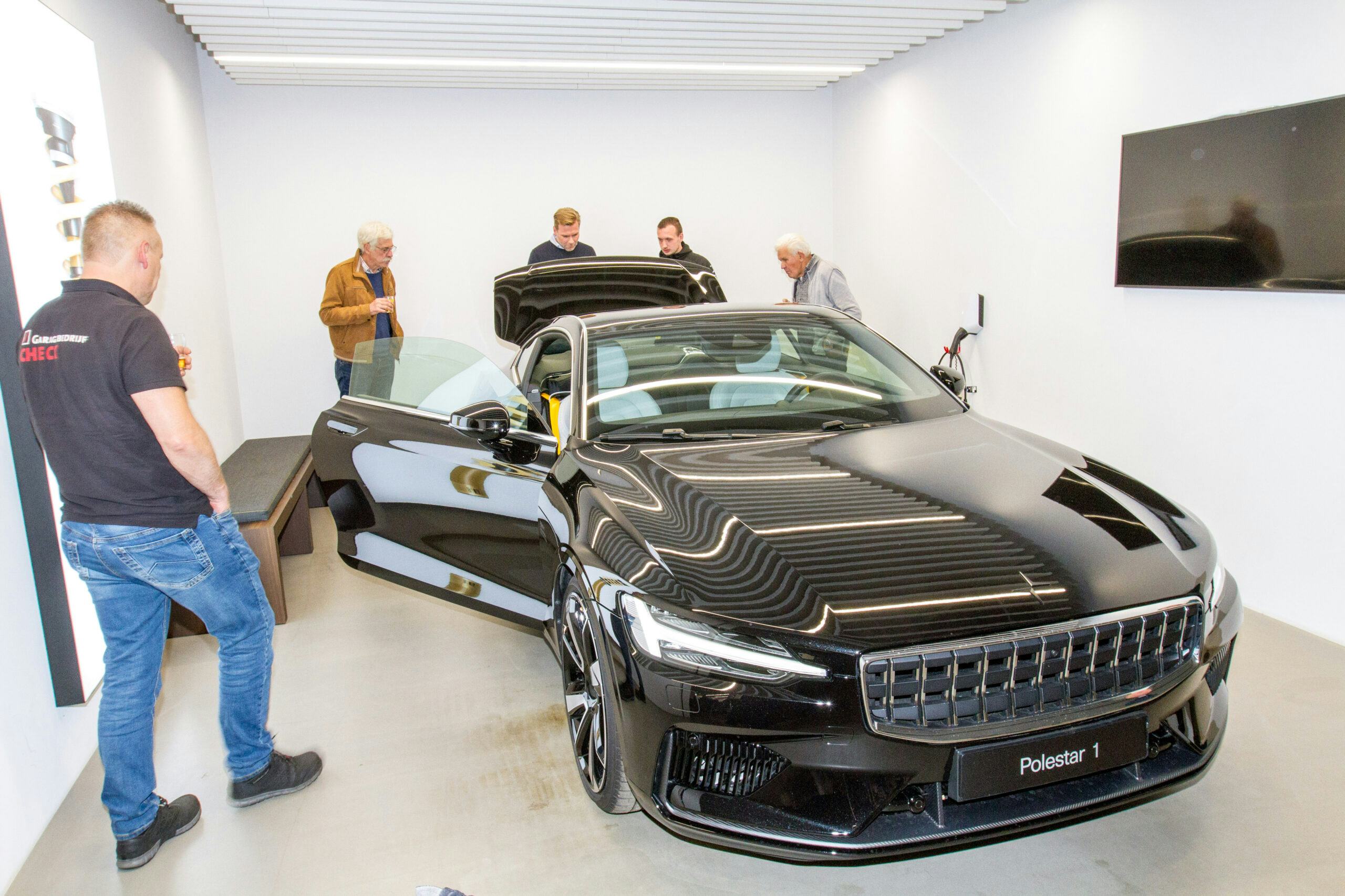 Een proefrit was helaas niet mogelijk, maar de bezoekende ATC-leden konden de Polestar wel uitgebreid van binnen en buiten bewonderen.